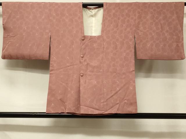 ■■■　サイズ　■■■ 身丈 76cm（肩から） 裄丈 63cm 袖丈 40.5cm　縫込み 4cm 袖幅 32.5cm 前幅 21.5cm 後幅 30.5cm 裄 お袖側 約3cm　身頃側 約3cm ■■■　商品詳細　■■■ 【正絹】 状態は特に目立ったシミ汚れなどもなく大変良い状態です。 大変上質な逸品になります。 お安く出品致しますので、是非この機会にいかがでしょうか？ ■■■　注意事項　■■■ ■モニター発色の具合により色合いが異なる場合がございます。 ■寸法は多少の誤差が生じる場合がございますのでご了承ください。 ■縫込みの長さが左右非対称の場合は短い部分を記載しております。 左右非対称であってもご返品・お値引き等の保証は出来かねますので、ご了承の上ご購入をお願い致します。 ■シミ等のチェックには注意を払っておりますが、見落としがある場合もございますし、個人の見解も様々ですので神経質な方のご購入はお控えください。 ■箪笥に入っておりました着物や帯なので畳みシワや匂いがあるものもございます。 ■お休みは基本的に土日祝となりますが、その他臨時でお休みする場合がございますのでご了承ください。 ■商品の発送は平日のみの発送となります。 ■夜間と土曜、日曜日はお問い合わせの回答が遅れる場合がございます。 ■当店では、お直し、紋入れ、お手入れ等は承っておりません。 ■生地の状態（ヤケ、経年劣化等）によってはサイズ直しが出来ない場合がございます。 その点もどうかご了承のうえ、ご購入をお願いいたします。 ■弊社で取り扱う商品は一点ものにつき、時期や在庫状況に応じて金額が変更となる場合がございます。 ■検針は行っておりません。予めご了承いただきますようお願いいたします。 ■【洗える着物】と記載のある商品におきましては、商品お届け後に洗濯を行ってしまってからのご返品にはご対応しかねます。 念の為、専門店でのお手入れをお願いいたします。 ■着物のサイズ目安は下記を参考ください↓ ＜女性着物＞　お端折り次第で＋5cm　−1cmが着用可能サイズ 　例）身丈170cmの場合、身長160cm〜175cm ＜男性着物＞　身丈＋約25cm〜27cm程が適応身長 　例）身丈155cmの場合、身長180〜182cm