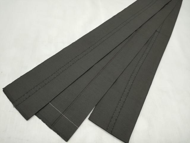 ■■■　サイズ　■■■ 長さ 378cm 幅 10.5cm程 ■■■　商品詳細　■■■ 【正絹・未使用・未仕立て】 状態は一度も締めておらず 特に目立ったシミ汚れなどもなく大変良い状態です。 本場筑前博多織は、福岡県福岡市博多区やその周辺で生産される絹織物です。 仏具のひとつである独鈷、華皿を基にした幾何学模様が織られています。 江戸時代に筑前藩主だった黒田長政が幕府への献上品にしたことから、博多献上、献上博多とも呼ばれます。 経糸が緯糸を包み込んで、表面には経糸だけ出て、横畝が際立って見える経畝織りという織りになっています。 30～60本の細い経糸を使うため、こしやはりがあり、地合が硬く、光沢感があります。 きちんと締まり、くずれにくい、締めやすい帯といわれています。 大変上質な逸品になります。 お安く出品致しますので、是非この機会にいかがでしょうか？ ■■■　注意事項　■■■ ■モニター発色の具合により色合いが異なる場合がございます。 ■寸法は多少の誤差が生じる場合がございますのでご了承ください。 ■縫込みの長さが左右非対称の場合は短い部分を記載しております。 左右非対称であってもご返品・お値引き等の保証は出来かねますので、ご了承の上ご購入をお願い致します。 ■シミ等のチェックには注意を払っておりますが、見落としがある場合もございますし、個人の見解も様々ですので神経質な方のご購入はお控えください。 ■汚れやシミの種類につきましては、専門ではない為、正確な判別が難しく商品説明では種類を特定せず、汚れやシミと記載させております。 恐れ入りますが、ご了承くださいますようお願い申し上げます。 ■箪笥に入っておりました着物や帯なので畳みシワや匂いがあるものもございます。 ■お休みは基本的に土日祝となりますが、その他臨時でお休みする場合がございますのでご了承ください。 ■商品の発送は平日のみの発送となります。 ■夜間と土曜、日曜日はお問い合わせの回答が遅れる場合がございます。 ■当店では、お直し、紋入れ、お手入れ等は承っておりません。 ■生地の状態（ヤケ、経年劣化等）によってはサイズ直しが出来ない場合がございます。 その点もどうかご了承のうえ、ご購入をお願いいたします。 ■弊社で取り扱う商品は一点ものにつき、時期や在庫状況に応じて金額が変更となる場合がございます。 ■検針は行っておりません。予めご了承いただきますようお願いいたします。 ■【洗える着物】と記載のある商品におきましては、商品お届け後に洗濯を行ってしまってからのご返品にはご対応しかねます。 念の為、専門店でのお手入れをお願いいたします。 ■写真に写っている物が全てになります。それ以外の付属品はございませんのでご了承ください。 ■状態に関する写真につきましては、掲載可能な写真枚数に限りがあるため、各箇所につき1枚参考画像を掲載しております。 ■着物のサイズ目安は下記を参考ください↓ ＜女性着物＞　お端折り次第で＋5cm　−1cmが着用可能サイズ 　例）身丈170cmの場合、身長160cm〜175cm ＜男性着物＞　身丈＋約25cm〜27cm程が適応身長 　例）身丈155cmの場合、身長180〜182cm