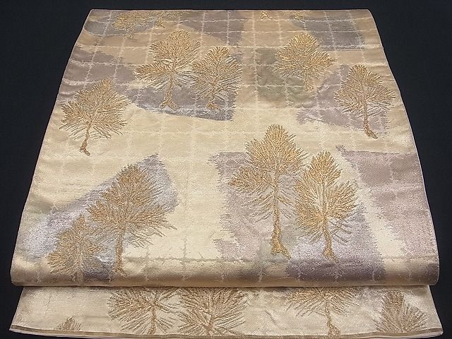 ■■■　サイズ　■■■ 長さ 420cm 幅 30.5cm程 ■■■　商品詳細　■■■ 【正絹・芯なし】 状態は接写画像のように 柄止まりに折れ山の薄い汚れ、裏地に薄い汚れがございますが その他特に目立ったシミ汚れなどもなく大変良い状態です。 着用時には見えない部分になりますのであまり気にならずお召になれるかと思います。 大変上質な逸品になります。 お安く出品致しますので、是非この機会にいかがでしょうか？ ※手先一部未かがりですが着用には問題ありません。 ■■■　注意事項　■■■ ■モニター発色の具合により色合いが異なる場合がございます。 ■寸法は多少の誤差が生じる場合がございますのでご了承ください。 ■縫込みの長さが左右非対称の場合は短い部分を記載しております。 左右非対称であってもご返品・お値引き等の保証は出来かねますので、ご了承の上ご購入をお願い致します。 ■シミ等のチェックには注意を払っておりますが、見落としがある場合もございますし、個人の見解も様々ですので神経質な方のご購入はお控えください。 ■箪笥に入っておりました着物や帯なので畳みシワや匂いがあるものもございます。 ■お休みは基本的に土日祝となりますが、その他臨時でお休みする場合がございますのでご了承ください。 ■商品の発送は平日のみの発送となります。 ■夜間と土曜、日曜日はお問い合わせの回答が遅れる場合がございます。 ■当店では、お直し、紋入れ、お手入れ等は承っておりません。 ■生地の状態（ヤケ、経年劣化等）によってはサイズ直しが出来ない場合がございます。 その点もどうかご了承のうえ、ご購入をお願いいたします。 ■弊社で取り扱う商品は一点ものにつき、時期や在庫状況に応じて金額が変更となる場合がございます。 ■検針は行っておりません。予めご了承いただきますようお願いいたします。 ■【洗える着物】と記載のある商品におきましては、商品お届け後に洗濯を行ってしまってからのご返品にはご対応しかねます。 念の為、専門店でのお手入れをお願いいたします。 ■着物のサイズ目安は下記を参考ください↓ ＜女性着物＞　お端折り次第で＋5cm　−1cmが着用可能サイズ 　例）身丈170cmの場合、身長160cm〜175cm ＜男性着物＞　身丈＋約25cm〜27cm程が適応身長 　例）身丈155cmの場合、身長180〜182cm