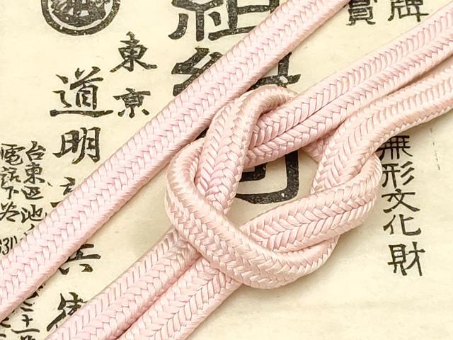 ■■■　サイズ　■■■ 長さ　約145.5cm（房を除く） ■■■　商品詳細　■■■ 【正絹】 状態は参考画像のように 所々に薄い汚れがございます。 大変上質な逸品になります。 お安く出品致しますので、是非この機会にいかがでしょうか？ ■■■　注意事項　■■■ ■モニター発色の具合により色合いが異なる場合がございます。 ■寸法は多少の誤差が生じる場合がございますのでご了承ください。 ■縫込みの長さが左右非対称の場合は短い部分を記載しております。 左右非対称であってもご返品・お値引き等の保証は出来かねますので、ご了承の上ご購入をお願い致します。 ■シミ等のチェックには注意を払っておりますが、見落としがある場合もございますし、個人の見解も様々ですので神経質な方のご購入はお控えください。 ■箪笥に入っておりました着物や帯なので畳みシワや匂いがあるものもございます。 ■お休みは基本的に土日祝となりますが、その他臨時でお休みする場合がございますのでご了承ください。 ■商品の発送は平日のみの発送となります。 ■夜間と土曜、日曜日はお問い合わせの回答が遅れる場合がございます。 ■当店では、お直し、紋入れ、お手入れ等は承っておりません。 ■生地の状態（ヤケ、経年劣化等）によってはサイズ直しが出来ない場合がございます。 その点もどうかご了承のうえ、ご購入をお願いいたします。 ■弊社で取り扱う商品は一点ものにつき、時期や在庫状況に応じて金額が変更となる場合がございます。 ■検針は行っておりません。予めご了承いただきますようお願いいたします。 ■【洗える着物】と記載のある商品におきましては、商品お届け後に洗濯を行ってしまってからのご返品にはご対応しかねます。 念の為、専門店でのお手入れをお願いいたします。 ■着物のサイズ目安は下記を参考ください↓ ＜女性着物＞　お端折り次第で＋5cm　−1cmが着用可能サイズ 　例）身丈170cmの場合、身長160cm〜175cm ＜男性着物＞　身丈＋約25cm〜27cm程が適応身長 　例）身丈155cmの場合、身長180〜182cm