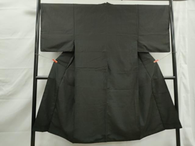 ■■■　サイズ　■■■ 身丈 139cm（肩から） 裄丈 68cm 袖丈 53cm　縫込み 2cm 袖幅 34cm 前幅 29cm 後幅 32cm 着物縫いこみ 内揚げ 4cm 裄 お袖側 約0cm　身頃側 約0cm ■■■　商品詳細　■■■ 【正絹】 状態は画像を添付しておりますので、そちらをご確認下さいますよう宜しくお願い致します。 大変上質な逸品になります。 お安く出品致しますので、是非この機会にいかがでしょうか？ ■■■　注意事項　■■■ ■モニター発色の具合により色合いが異なる場合がございます。 ■寸法は多少の誤差が生じる場合がございますのでご了承ください。 ■縫込みの長さが左右非対称の場合は短い部分を記載しております。 左右非対称であってもご返品・お値引き等の保証は出来かねますので、ご了承の上ご購入をお願い致します。 ■シミ等のチェックには注意を払っておりますが、見落としがある場合もございますし、個人の見解も様々ですので神経質な方のご購入はお控えください。 ■箪笥に入っておりました着物や帯なので畳みシワや匂いがあるものもございます。 ■お休みは基本的に土日祝となりますが、その他臨時でお休みする場合がございますのでご了承ください。 ■商品の発送は平日のみの発送となります。 ■夜間と土曜、日曜日はお問い合わせの回答が遅れる場合がございます。 ■当店では、お直し、紋入れ、お手入れ等は承っておりません。 ■生地の状態（ヤケ、経年劣化等）によってはサイズ直しが出来ない場合がございます。 その点もどうかご了承のうえ、ご購入をお願いいたします。 ■弊社で取り扱う商品は一点ものにつき、時期や在庫状況に応じて金額が変更となる場合がございます。 ■検針は行っておりません。予めご了承いただきますようお願いいたします。 ■【洗える着物】と記載のある商品におきましては、商品お届け後に洗濯を行ってしまってからのご返品にはご対応しかねます。 念の為、専門店でのお手入れをお願いいたします。 ■写真に写っている物が全てになります。それ以外の付属品はございませんのでご了承ください。 ■状態に関する写真につきましては、掲載可能な写真枚数に限りがあるため、各箇所につき1枚参考画像を掲載しております。 ■着物のサイズ目安は下記を参考ください↓ ＜女性着物＞　お端折り次第で＋5cm　−1cmが着用可能サイズ 　例）身丈170cmの場合、身長160cm〜175cm ＜男性着物＞　身丈＋約25cm〜27cm程が適応身長 　例）身丈155cmの場合、身長180〜182cm