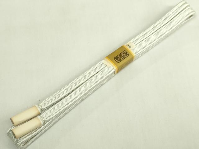 ■■■　サイズ　■■■ ■■■　商品詳細　■■■ 【正絹・未使用】 状態は接写画像のように、所々に薄いシミがございます。 大変上質な極上の逸品になります。 お安く出品致しますので、是非この機会にいかがでしょうか？ ■■■　注意事項　■■■ ■モニター発色の具合により色合いが異なる場合がございます。 ■寸法は多少の誤差が生じる場合がございますのでご了承ください。 ■縫込みの長さが左右非対称の場合は短い部分を記載しております。 左右非対称であってもご返品・お値引き等の保証は出来かねますので、ご了承の上ご購入をお願い致します。 ■シミ等のチェックには注意を払っておりますが、見落としがある場合もございますし、個人の見解も様々ですので神経質な方のご購入はお控えください。 ■箪笥に入っておりました着物や帯なので畳みシワや匂いがあるものもございます。 ■お休みは基本的に土日祝となりますが、その他臨時でお休みする場合がございますのでご了承ください。 ■商品の発送は平日のみの発送となります。 ■夜間と土曜、日曜日はお問い合わせの回答が遅れる場合がございます。 ■当店では、お直し、紋入れ、お手入れ等は承っておりません。 ■生地の状態（ヤケ、経年劣化等）によってはサイズ直しが出来ない場合がございます。 その点もどうかご了承のうえ、ご購入をお願いいたします。 ■弊社で取り扱う商品は一点ものにつき、時期や在庫状況に応じて金額が変更となる場合がございます。 ■検針は行っておりません。予めご了承いただきますようお願いいたします。 ■【洗える着物】と記載のある商品におきましては、商品お届け後に洗濯を行ってしまってからのご返品にはご対応しかねます。 念の為、専門店でのお手入れをお願いいたします。 ■着物のサイズ目安は下記を参考ください↓ ＜女性着物＞　お端折り次第で＋5?　−10?が着用可能サイズ 　例）身丈170?の場合、身長160?〜175? ＜男性着物＞　身丈＋約25?〜27?程が適応身長 　例）身丈155?の場合、身長180〜182?