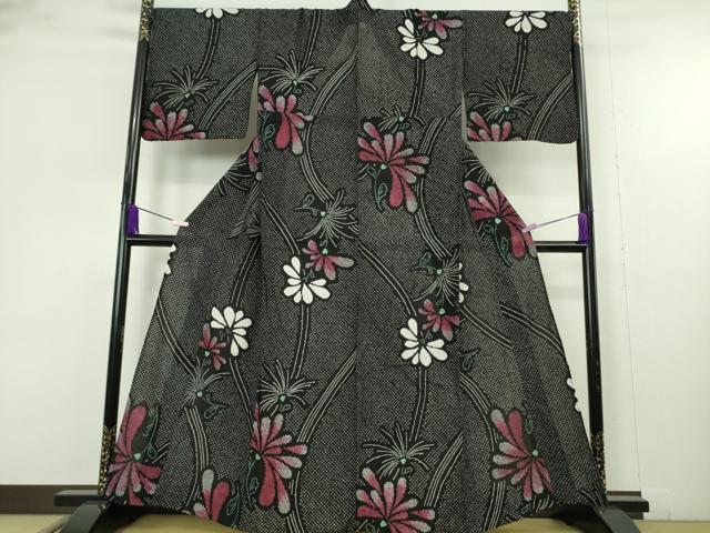 ■■■　サイズ　■■■ 身丈 161.5cm（肩から） 裄丈 73cm 袖丈 46cm　縫込み 1cm 袖幅 36.5cm 前幅 26.5cm 後幅 33.5cm 着物縫いこみ 内揚げ 0cm 裄 お袖側 約 1.5cm　身頃側 約 0cm ■■■　商品詳細　■■■ 【綿・バチ衿】 状態は特に目立ったシミ汚れなどもなく大変良い状態です。 人気の高い“有松鳴海絞り”の浴衣でございます。 “鳴海絞り”ならではの表情を生み出す立体感と 淡いぼかしで息を吹き込まれ、 今にも動き出しそうな迫力を放っております。 夏祭りや花火大会、これから増えるイベントに連れ立って、 より夏をお楽しみ下さいませ。 大変上質な極上の逸品になります。 お安く出品致しますので、是非この機会にいかがでしょうか？ ■■■　注意事項　■■■ ■モニター発色の具合により色合いが異なる場合がございます。 ■寸法は多少の誤差が生じる場合がございますのでご了承ください。 ■縫込みの長さが左右非対称の場合は短い部分を記載しております。 左右非対称であってもご返品・お値引き等の保証は出来かねますので、ご了承の上ご購入をお願い致します。 ■シミ等のチェックには注意を払っておりますが、見落としがある場合もございますし、個人の見解も様々ですので神経質な方のご購入はお控えください。 ■箪笥に入っておりました着物や帯なので畳みシワや匂いがあるものもございます。 ■お休みは基本的に土日祝となりますが、その他臨時でお休みする場合がございますのでご了承ください。 ■商品の発送は平日のみの発送となります。 ■夜間と土曜、日曜日はお問い合わせの回答が遅れる場合がございます。 ■当店では、お直し、紋入れ、お手入れ等は承っておりません。 ■生地の状態（ヤケ、経年劣化等）によってはサイズ直しが出来ない場合がございます。 その点もどうかご了承のうえ、ご購入をお願いいたします。 ■弊社で取り扱う商品は一点ものにつき、時期や在庫状況に応じて金額が変更となる場合がございます。 ■検針は行っておりません。予めご了承いただきますようお願いいたします。 ■【洗える着物】と記載のある商品におきましては、商品お届け後に洗濯を行ってしまってからのご返品にはご対応しかねます。 念の為、専門店でのお手入れをお願いいたします。 ■写真に写っている物が全てになります。 それ以外の付属品はございませんのでご了承ください。 ■状態に関する写真につきましては、掲載可能な写真枚数に限りがあるため、 各箇所につき1枚参考画像を掲載しております。 ■着物のサイズ目安は下記を参考ください↓ ＜女性着物＞　お端折り次第で＋5cm　−10cmが着用可能サイズ 　例）身丈170cmの場合、身長160cm〜175cm ＜男性着物＞　身丈＋約25cm〜27cm程が適応身長 　例）身丈155cmの場合、身長180cm〜182cm