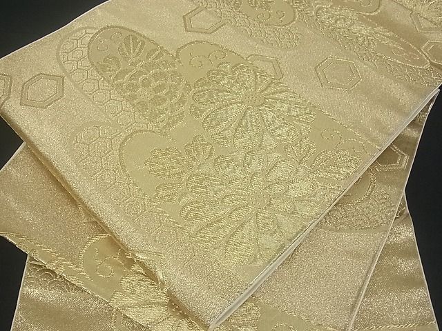 ■■■　サイズ　■■■ 長さ 402cm 幅 29.5cm程 ■■■　商品詳細　■■■ 【正絹・芯なし】 状態は接写画像のように 裏地に薄い汚れがございますが その他表地は特に目立ったシミ汚れなどもなく大変良い状態です。 着用時には見えない部分になりますので あまり気にならずお召になれるかと思います。 大変上質な逸品になります。 お安く出品致しますので、是非この機会にいかがでしょうか？ ■■■　注意事項　■■■ ■モニター発色の具合により色合いが異なる場合がございます。 ■寸法は多少の誤差が生じる場合がございますのでご了承ください。 ■縫込みの長さが左右非対称の場合は短い部分を記載しております。 左右非対称であってもご返品・お値引き等の保証は出来かねますので、ご了承の上ご購入をお願い致します。 ■シミ等のチェックには注意を払っておりますが、見落としがある場合もございますし、個人の見解も様々ですので神経質な方のご購入はお控えください。 ■箪笥に入っておりました着物や帯なので畳みシワや匂いがあるものもございます。 ■お休みは基本的に土日祝となりますが、その他臨時でお休みする場合がございますのでご了承ください。 ■商品の発送は平日のみの発送となります。 ■夜間と土曜、日曜日はお問い合わせの回答が遅れる場合がございます。 ■当店では、お直し、紋入れ、お手入れ等は承っておりません。 ■生地の状態（ヤケ、経年劣化等）によってはサイズ直しが出来ない場合がございます。 その点もどうかご了承のうえ、ご購入をお願いいたします。 ■弊社で取り扱う商品は一点ものにつき、時期や在庫状況に応じて金額が変更となる場合がございます。 ■検針は行っておりません。予めご了承いただきますようお願いいたします。 ■【洗える着物】と記載のある商品におきましては、商品お届け後に洗濯を行ってしまってからのご返品にはご対応しかねます。 念の為、専門店でのお手入れをお願いいたします。 ■着物のサイズ目安は下記を参考ください↓ ＜女性着物＞　お端折り次第で＋5cm　−1cmが着用可能サイズ 　例）身丈170cmの場合、身長160cm〜175cm ＜男性着物＞　身丈＋約25cm〜27cm程が適応身長 　例）身丈155cmの場合、身長180〜182cm