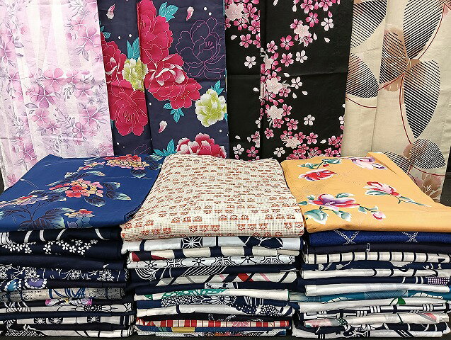 ■■■　商品詳細　■■■ サイズも色々となり、シミ汚れなどもございます。 中には比較的綺麗で着用可能な物もございますが、 個人個人の見解もございますのでリメイク用として出品させていただきます。 サイズや汚れ等の詳細についてのご質問はご容赦ください。 お安く出品致しますのでぜひこの機会に 生地取り、リメイク材料、着付けの練習用としていかがでしょうか？ ※素材は綿になります。 ※夏物・単衣も入っている場合がございます。 ※リメイク用としての出品につき、サイズは記入致しません。 ■■■　注意事項　■■■ ■当店は在庫保管場所・発送場所が異なる関係上、同梱での発送ができかねます。 複数点ご購入の場合は、お手数ですが1点ずつ購入手続きをお願いいたします。 ■モニター発色の具合により色合いが異なる場合がございます。 ■寸法は多少の誤差が生じる場合がございますのでご了承ください。 ■シミ等のチェックには注意を払っておりますが、見落としがある場合もございますし、個人の見解も様々ですので神経質な方のご購入はお控えください。 ■箪笥に入っておりました着物や帯なので畳みシワや匂いがあるものもございます。 ■お休みは基本的に土日祝となりますが、その他臨時でお休みする場合がございますのでご了承ください。 ■商品の発送は平日のみの発送となります。 ■夜間と土曜、日曜日はお問い合わせの回答が遅れる場合がございます。 ■当店では、お直し、紋入れ、お手入れ等は承っておりません。 ■生地の状態（ヤケ、経年劣化等）によってはサイズ直しが出来ない場合がございます。 その点もどうかご了承のうえ、ご購入をお願いいたします。