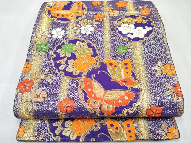 ■■■　サイズ　■■■ 長さ 408cm　幅 26.5cm程 ■■■　商品詳細　■■■ 袋帯【化繊・芯なし】 状態は締めてはおりますが 特に目立ったシミ汚れなどもなく大変良い状態です。 お安く出品致しますので、是非この機会にいかがでしょうか？ ■■■　注意事項　■■■ ■モニター発色の具合により色合いが異なる場合がございます。 ■寸法は多少の誤差が生じる場合がございますのでご了承ください。 ■縫込みの長さが左右非対称の場合は短い部分を記載しております。 左右非対称であってもご返品・お値引き等の保証は出来かねますので、ご了承の上ご購入をお願い致します。 ■シミ等のチェックには注意を払っておりますが、見落としがある場合もございますし、個人の見解も様々ですので神経質な方のご購入はお控えください。 ■箪笥に入っておりました着物や帯なので畳みシワや匂いがあるものもございます。 ■お休みは基本的に土日祝となりますが、その他臨時でお休みする場合がございますのでご了承ください。 ■商品の発送は平日のみの発送となります。 ■夜間と土曜、日曜日はお問い合わせの回答が遅れる場合がございます。 ■当店では、お直し、紋入れ、お手入れ等は承っておりません。 ■生地の状態（ヤケ、経年劣化等）によってはサイズ直しが出来ない場合がございます。 その点もどうかご了承のうえ、ご購入をお願いいたします。 ■弊社で取り扱う商品は一点ものにつき、時期や在庫状況に応じて金額が変更となる場合がございます。 ■検針は行っておりません。予めご了承いただきますようお願いいたします。 ■【洗える着物】と記載のある商品におきましては、商品お届け後に洗濯を行ってしまってからのご返品にはご対応しかねます。 念の為、専門店でのお手入れをお願いいたします。 ■写真に写っている物が全てになります。それ以外の付属品はございませんのでご了承ください。 ■状態に関する写真につきましては、掲載可能な写真枚数に限りがあるため、各箇所につき1枚参考画像を掲載しております。 ■着物のサイズ目安は下記を参考ください↓ ＜女性着物＞　お端折り次第で＋5cm　－1cmが着用可能サイズ 　例）身丈170cmの場合、身長160cm～175cm ＜男性着物＞　身丈＋約25cm～27cm程が適応身長 　例）身丈155cmの場合、身長180～182cm