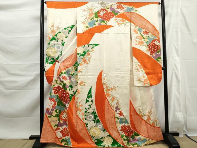 ■■■　サイズ　■■■ 身丈 163cm（肩から） 裄丈 65cm 袖丈 98cm　縫込み 2cm 袖幅 33cm 前幅 23cm 後幅 30cm 着物縫いこみ 内揚げ 0cm 裄 お袖側 約4cm　身頃側 約3.5cm ■■■　商品詳細　■■■ 【正絹】 状態は画像を添付しておりますので、そちらをご確認下さいますよう宜しくお願い致します。 大変上質な逸品になります。 お安く出品致しますので、是非この機会にいかがでしょうか？ ■■■　注意事項　■■■ ■モニター発色の具合により色合いが異なる場合がございます。 ■寸法は多少の誤差が生じる場合がございますのでご了承ください。 ■縫込みの長さが左右非対称の場合は短い部分を記載しております。 左右非対称であってもご返品・お値引き等の保証は出来かねますので、ご了承の上ご購入をお願い致します。 ■シミ等のチェックには注意を払っておりますが、見落としがある場合もございますし、個人の見解も様々ですので神経質な方のご購入はお控えください。 ■箪笥に入っておりました着物や帯なので畳みシワや匂いがあるものもございます。 ■お休みは基本的に土日祝となりますが、その他臨時でお休みする場合がございますのでご了承ください。 ■商品の発送は平日のみの発送となります。 ■夜間と土曜、日曜日はお問い合わせの回答が遅れる場合がございます。 ■当店では、お直し、紋入れ、お手入れ等は承っておりません。 ■生地の状態（ヤケ、経年劣化等）によってはサイズ直しが出来ない場合がございます。 その点もどうかご了承のうえ、ご購入をお願いいたします。 ■弊社で取り扱う商品は一点ものにつき、時期や在庫状況に応じて金額が変更となる場合がございます。 ■検針は行っておりません。予めご了承いただきますようお願いいたします。 ■【洗える着物】と記載のある商品におきましては、商品お届け後に洗濯を行ってしまってからのご返品にはご対応しかねます。 念の為、専門店でのお手入れをお願いいたします。 ■写真に写っている物が全てになります。それ以外の付属品はございませんのでご了承ください。 ■状態に関する写真につきましては、掲載可能な写真枚数に限りがあるため、各箇所につき1枚参考画像を掲載しております。 ■着物のサイズ目安は下記を参考ください↓ ＜女性着物＞　お端折り次第で＋5cm　−1cmが着用可能サイズ 　例）身丈170cmの場合、身長160cm〜175cm ＜男性着物＞　身丈＋約25cm〜27cm程が適応身長 　例）身丈155cmの場合、身長180〜182cm