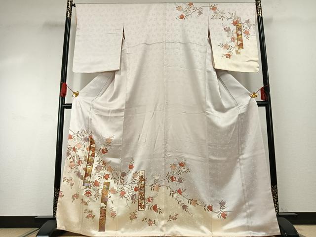■■■　サイズ　■■■ 身丈 167cm（肩から） 裄丈 66cm 袖丈 56cm　縫込み 5cm 袖幅 34cm 前幅 25cm 後幅 31cm 着物縫いこみ 内揚げ 1.5cm 裄 お袖側 約3cm　身頃側 約2.5cm ■■■　商品詳細　■■■ 【正絹】 状態は接写画像のように後身頃に薄い汚れがございますが その他特に目立ったシミ汚れなどもなく大変良い状態です。 大変上質な逸品になります。 お安く出品致しますので、是非この機会にいかがでしょうか？ ■■■　注意事項　■■■ ■モニター発色の具合により色合いが異なる場合がございます。 ■寸法は多少の誤差が生じる場合がございますのでご了承ください。 ■縫込みの長さが左右非対称の場合は短い部分を記載しております。 左右非対称であってもご返品・お値引き等の保証は出来かねますので、ご了承の上ご購入をお願い致します。 ■シミ等のチェックには注意を払っておりますが、見落としがある場合もございますし、個人の見解も様々ですので神経質な方のご購入はお控えください。 ■箪笥に入っておりました着物や帯なので畳みシワや匂いがあるものもございます。 ■お休みは基本的に土日祝となりますが、その他臨時でお休みする場合がございますのでご了承ください。 ■商品の発送は平日のみの発送となります。 ■夜間と土曜、日曜日はお問い合わせの回答が遅れる場合がございます。 ■当店では、お直し、紋入れ、お手入れ等は承っておりません。 ■生地の状態（ヤケ、経年劣化等）によってはサイズ直しが出来ない場合がございます。 その点もどうかご了承のうえ、ご購入をお願いいたします。 ■弊社で取り扱う商品は一点ものにつき、時期や在庫状況に応じて金額が変更となる場合がございます。 ■検針は行っておりません。予めご了承いただきますようお願いいたします。 ■【洗える着物】と記載のある商品におきましては、商品お届け後に洗濯を行ってしまってからのご返品にはご対応しかねます。 念の為、専門店でのお手入れをお願いいたします。 ■着物のサイズ目安は下記を参考ください↓ ＜女性着物＞　お端折り次第で＋5cm　−1cmが着用可能サイズ 　例）身丈170cmの場合、身長160cm〜175cm ＜男性着物＞　身丈＋約25cm〜27cm程が適応身長 　例）身丈155cmの場合、身長180〜182cm