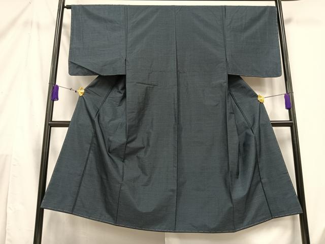 ■■■　サイズ　■■■ 身丈 138cm（肩から） 裄丈 66cm 袖丈 51cm　縫込み 4cm 袖幅 33cm 前幅 24.5cm 後幅 30.5cm 着物縫いこみ 内揚げ 7cm 裄 お袖側 約3cm　身頃側 約3.5cm ■■■　商品詳細　■■■ 【正絹】 状態は特に目立ったシミ汚れなどもなく大変良い状態です。 大変上質な逸品になります。 お安く出品致しますので、是非この機会にいかがでしょうか？ ■■■　注意事項　■■■ ■モニター発色の具合により色合いが異なる場合がございます。 ■寸法は多少の誤差が生じる場合がございますのでご了承ください。 ■縫込みの長さが左右非対称の場合は短い部分を記載しております。 左右非対称であってもご返品・お値引き等の保証は出来かねますので、ご了承の上ご購入をお願い致します。 ■シミ等のチェックには注意を払っておりますが、見落としがある場合もございますし、個人の見解も様々ですので神経質な方のご購入はお控えください。 ■箪笥に入っておりました着物や帯なので畳みシワや匂いがあるものもございます。 ■お休みは基本的に土日祝となりますが、その他臨時でお休みする場合がございますのでご了承ください。 ■商品の発送は平日のみの発送となります。 ■夜間と土曜、日曜日はお問い合わせの回答が遅れる場合がございます。 ■当店では、お直し、紋入れ、お手入れ等は承っておりません。 ■生地の状態（ヤケ、経年劣化等）によってはサイズ直しが出来ない場合がございます。 その点もどうかご了承のうえ、ご購入をお願いいたします。 ■弊社で取り扱う商品は一点ものにつき、時期や在庫状況に応じて金額が変更となる場合がございます。 ■検針は行っておりません。予めご了承いただきますようお願いいたします。 ■【洗える着物】と記載のある商品におきましては、商品お届け後に洗濯を行ってしまってからのご返品にはご対応しかねます。 念の為、専門店でのお手入れをお願いいたします。 ■着物のサイズ目安は下記を参考ください↓ ＜女性着物＞　お端折り次第で＋5?　−10?が着用可能サイズ 　例）身丈170?の場合、身長160?〜175? ＜男性着物＞　身丈＋約25?〜27?程が適応身長 　例）身丈155?の場合、身長180〜182?