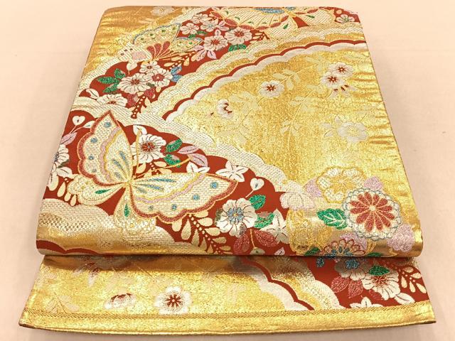 ■■■　サイズ　■■■ 長さ 442cm 幅 30.5cm程 ■■■　商品詳細　■■■ 【正絹・関西仕立て】 詳細に関しましては、画像をご確認ください。 大変上質な逸品になります。 お安く出品致しますので、是非この機会にいかがでしょうか？ ※汚れ等に関しましては、着用時には見えない部分になるかと思いますのであまり気にならずお召になれるかと思います。 ■■■　注意事項　■■■ ■モニター発色の具合により色合いが異なる場合がございます。 ■寸法は多少の誤差が生じる場合がございますのでご了承ください。 ■縫込みの長さが左右非対称の場合は短い部分を記載しております。 左右非対称であってもご返品・お値引き等の保証は出来かねますので、ご了承の上ご購入をお願い致します。 ■シミ等のチェックには注意を払っておりますが、見落としがある場合もございますし、個人の見解も様々ですので神経質な方のご購入はお控えください。 ■箪笥に入っておりました着物や帯なので畳みシワや匂いがあるものもございます。 ■お休みは基本的に土日祝となりますが、その他臨時でお休みする場合がございますのでご了承ください。 ■商品の発送は平日のみの発送となります。 ■夜間と土曜、日曜日はお問い合わせの回答が遅れる場合がございます。 ■当店では、お直し、紋入れ、お手入れ等は承っておりません。 ■生地の状態（ヤケ、経年劣化等）によってはサイズ直しが出来ない場合がございます。 その点もどうかご了承のうえ、ご購入をお願いいたします。 ■弊社で取り扱う商品は一点ものにつき、時期や在庫状況に応じて金額が変更となる場合がございます。 ■検針は行っておりません。予めご了承いただきますようお願いいたします。 ■【洗える着物】と記載のある商品におきましては、商品お届け後に洗濯を行ってしまってからのご返品にはご対応しかねます。 念の為、専門店でのお手入れをお願いいたします。 ■着物のサイズ目安は下記を参考ください↓ ＜女性着物＞　お端折り次第で＋5cm　−1cmが着用可能サイズ 　例）身丈170cmの場合、身長160cm〜175cm ＜男性着物＞　身丈＋約25cm〜27cm程が適応身長 　例）身丈155cmの場合、身長180〜182cm