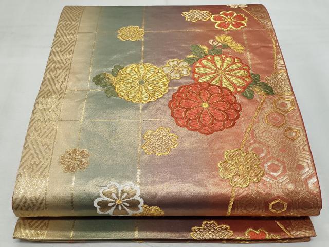 ■■■　サイズ　■■■ 長さ 420cm 幅 30.5cm程 ■■■　商品詳細　■■■ 【正絹】 詳細に関しましては、画像をご確認ください。 大変上質な逸品になります。 お安く出品致しますので、是非この機会にいかがでしょうか？ ■■■　注意事項　■■■ ■モニター発色の具合により色合いが異なる場合がございます。 ■寸法は多少の誤差が生じる場合がございますのでご了承ください。 ■縫込みの長さが左右非対称の場合は短い部分を記載しております。 左右非対称であってもご返品・お値引き等の保証は出来かねますので、ご了承の上ご購入をお願い致します。 ■シミ等のチェックには注意を払っておりますが、見落としがある場合もございますし、個人の見解も様々ですので神経質な方のご購入はお控えください。 ■箪笥に入っておりました着物や帯なので畳みシワや匂いがあるものもございます。 ■お休みは基本的に土日祝となりますが、その他臨時でお休みする場合がございますのでご了承ください。 ■商品の発送は平日のみの発送となります。 ■夜間と土曜、日曜日はお問い合わせの回答が遅れる場合がございます。 ■当店では、お直し、紋入れ、お手入れ等は承っておりません。 ■生地の状態（ヤケ、経年劣化等）によってはサイズ直しが出来ない場合がございます。 その点もどうかご了承のうえ、ご購入をお願いいたします。 ■弊社で取り扱う商品は一点ものにつき、時期や在庫状況に応じて金額が変更となる場合がございます。 ■検針は行っておりません。予めご了承いただきますようお願いいたします。 ■【洗える着物】と記載のある商品におきましては、商品お届け後に洗濯を行ってしまってからのご返品にはご対応しかねます。 念の為、専門店でのお手入れをお願いいたします。 ■着物のサイズ目安は下記を参考ください↓ ＜女性着物＞　お端折り次第で＋5cm　−1cmが着用可能サイズ 　例）身丈170cmの場合、身長160cm〜175cm ＜男性着物＞　身丈＋約25cm〜27cm程が適応身長 　例）身丈155cmの場合、身長180〜182cm