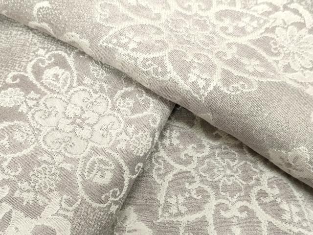 ■■■　サイズ　■■■ 身丈 157cm（肩から） 裄丈 64cm 袖丈 49.5cm　縫込み 4.5cm 袖幅 33cm 前幅 25cm 後幅 30.5cm 着物縫いこみ 内揚げ 8cm 裄 お袖側 約3cm　身頃側 約3cm ■■■　商品詳細　■■■ 【正絹】 状態は接写画像のように衿山に薄い汚れがございますが その他特に目立ったシミ汚れなどもなく大変良い状態です。 大変上質な逸品になります。 お安く出品致しますので、是非この機会にいかがでしょうか？ ■■■　注意事項　■■■ ■モニター発色の具合により色合いが異なる場合がございます。 ■寸法は多少の誤差が生じる場合がございますのでご了承ください。 ■シミ等のチェックには注意を払っておりますが、見落としがある場合もございますし、個人の見解も様々ですので神経質な方のご購入はお控えください。 ■箪笥に入っておりました着物や帯なので畳みシワや匂いがあるものもございます。 ■お休みは基本的に土日祝となりますが、その他臨時でお休みする場合がございますのでご了承ください。 ■商品の発送は平日のみの発送となります。 ■夜間と土曜、日曜日はお問い合わせの回答が遅れる場合がございます。 ■当店では、お直し、紋入れ、お手入れ等は承っておりません。 ■生地の状態（ヤケ、経年劣化等）によってはサイズ直しが出来ない場合がございます。 その点もどうかご了承のうえ、ご購入をお願いいたします。 ■着物のサイズ目安は下記を参考ください↓ ＜女性着物＞　身長-10cm+5cmが着用可能サイズ(お端折り次第) 　例）身長160cmの方→着物身丈150cm〜165cm ＜男性着物＞　身長-27cm ±5cmが着用可能サイズ 　例）身長170cmの方→着物身丈138cm〜148cm