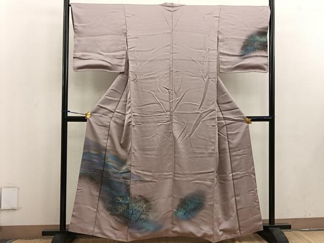 ■■■　サイズ　■■■ 身丈 157.5cm（肩から） 裄丈 67cm 袖丈 47cm　縫込み 3.5cm 袖幅 34.5cm 前幅 23.5cm 後幅 29.5cm 着物縫いこみ 内揚げ 0cm 裄 お袖側 約1.5cm　身頃側 約2.5cm ■■■　商品詳細　■■■ 【正絹】 状態は画像を添付しておりますので、そちらをご確認下さいますよう宜しくお願い致します。 大変上質な逸品になります。 お安く出品致しますので、是非この機会にいかがでしょうか？ ■■■　注意事項　■■■ ■モニター発色の具合により色合いが異なる場合がございます。 ■寸法は多少の誤差が生じる場合がございますのでご了承ください。 ■縫込みの長さが左右非対称の場合は短い部分を記載しております。 左右非対称であってもご返品・お値引き等の保証は出来かねますので、ご了承の上ご購入をお願い致します。 ■シミ等のチェックには注意を払っておりますが、見落としがある場合もございますし、個人の見解も様々ですので神経質な方のご購入はお控えください。 ■箪笥に入っておりました着物や帯なので畳みシワや匂いがあるものもございます。 ■お休みは基本的に土日祝となりますが、その他臨時でお休みする場合がございますのでご了承ください。 ■商品の発送は平日のみの発送となります。 ■夜間と土曜、日曜日はお問い合わせの回答が遅れる場合がございます。 ■当店では、お直し、紋入れ、お手入れ等は承っておりません。 ■生地の状態（ヤケ、経年劣化等）によってはサイズ直しが出来ない場合がございます。 その点もどうかご了承のうえ、ご購入をお願いいたします。 ■弊社で取り扱う商品は一点ものにつき、時期や在庫状況に応じて金額が変更となる場合がございます。 ■検針は行っておりません。予めご了承いただきますようお願いいたします。 ■【洗える着物】と記載のある商品におきましては、商品お届け後に洗濯を行ってしまってからのご返品にはご対応しかねます。 念の為、専門店でのお手入れをお願いいたします。 ■着物のサイズ目安は下記を参考ください↓ ＜女性着物＞　お端折り次第で＋5cm　−1cmが着用可能サイズ 　例）身丈170cmの場合、身長160cm〜175cm ＜男性着物＞　身丈＋約25cm〜27cm程が適応身長 　例）身丈155cmの場合、身長180〜182cm