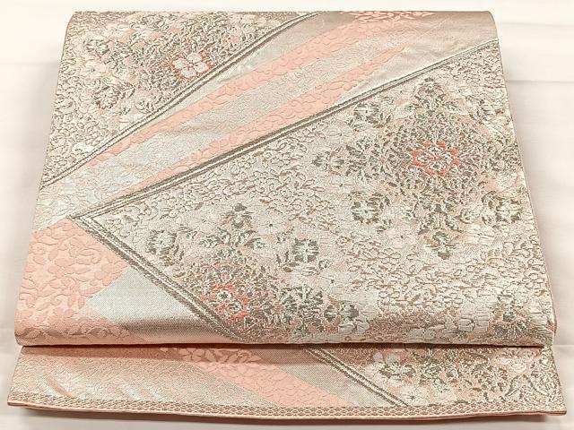 ■■■　サイズ　■■■ 長さ 424cm 幅 30.5cm程 ■■■　商品詳細　■■■ 【正絹・芯なし】 詳細に関しましては、画像をご確認ください。 大変上質な逸品になります。 お安く出品致しますので、是非この機会にいかがでしょうか？ ■■■　注意事項　■■■ ■モニター発色の具合により色合いが異なる場合がございます。 ■寸法は多少の誤差が生じる場合がございますのでご了承ください。 ■縫込みの長さが左右非対称の場合は短い部分を記載しております。 左右非対称であってもご返品・お値引き等の保証は出来かねますので、ご了承の上ご購入をお願い致します。 ■シミ等のチェックには注意を払っておりますが、見落としがある場合もございますし、個人の見解も様々ですので神経質な方のご購入はお控えください。 ■箪笥に入っておりました着物や帯なので畳みシワや匂いがあるものもございます。 ■お休みは基本的に土日祝となりますが、その他臨時でお休みする場合がございますのでご了承ください。 ■商品の発送は平日のみの発送となります。 ■夜間と土曜、日曜日はお問い合わせの回答が遅れる場合がございます。 ■当店では、お直し、紋入れ、お手入れ等は承っておりません。 ■生地の状態（ヤケ、経年劣化等）によってはサイズ直しが出来ない場合がございます。 その点もどうかご了承のうえ、ご購入をお願いいたします。 ■弊社で取り扱う商品は一点ものにつき、時期や在庫状況に応じて金額が変更となる場合がございます。 ■検針は行っておりません。予めご了承いただきますようお願いいたします。 ■【洗える着物】と記載のある商品におきましては、商品お届け後に洗濯を行ってしまってからのご返品にはご対応しかねます。 念の為、専門店でのお手入れをお願いいたします。 ■着物のサイズ目安は下記を参考ください↓ ＜女性着物＞　お端折り次第で＋5cm　−1cmが着用可能サイズ 　例）身丈170cmの場合、身長160cm〜175cm ＜男性着物＞　身丈＋約25cm〜27cm程が適応身長 　例）身丈155cmの場合、身長180〜182cm