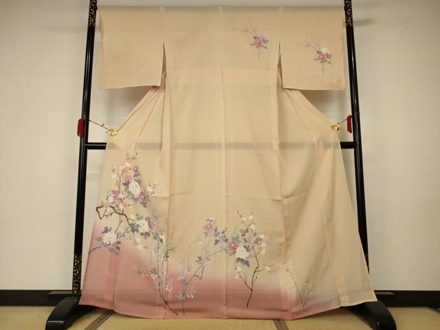 ■■■　サイズ　■■■ 身丈 165.5cm（肩から） 裄丈 66.5cm 袖丈 48.5cm　縫込み 6cm 袖幅 34cm 前幅 26cm 後幅 31cm 着物縫いこみ 内揚げ 6cm 裄 お袖側 約0cm　身頃側 約0cm ■■■　商品詳細　■■■ 【正絹・未使用】 状態は特に目立ったシミ汚れなどもなく大変良い状態です。 大変上質な逸品になります。 お安く出品致しますので、是非この機会にいかがでしょうか？ ■■■　注意事項　■■■ ■モニター発色の具合により色合いが異なる場合がございます。 ■寸法は多少の誤差が生じる場合がございますのでご了承ください。 ■縫込みの長さが左右非対称の場合は短い部分を記載しております。 左右非対称であってもご返品・お値引き等の保証は出来かねますので、ご了承の上ご購入をお願い致します。 ■シミ等のチェックには注意を払っておりますが、見落としがある場合もございますし、個人の見解も様々ですので神経質な方のご購入はお控えください。 ■箪笥に入っておりました着物や帯なので畳みシワや匂いがあるものもございます。 ■お休みは基本的に土日祝となりますが、その他臨時でお休みする場合がございますのでご了承ください。 ■商品の発送は平日のみの発送となります。 ■夜間と土曜、日曜日はお問い合わせの回答が遅れる場合がございます。 ■当店では、お直し、紋入れ、お手入れ等は承っておりません。 ■生地の状態（ヤケ、経年劣化等）によってはサイズ直しが出来ない場合がございます。 その点もどうかご了承のうえ、ご購入をお願いいたします。 ■弊社で取り扱う商品は一点ものにつき、時期や在庫状況に応じて金額が変更となる場合がございます。 ■検針は行っておりません。予めご了承いただきますようお願いいたします。 ■【洗える着物】と記載のある商品におきましては、商品お届け後に洗濯を行ってしまってからのご返品にはご対応しかねます。 念の為、専門店でのお手入れをお願いいたします。 ■着物のサイズ目安は下記を参考ください↓ ＜女性着物＞　お端折り次第で＋5?　−10?が着用可能サイズ 　例）身丈170?の場合、身長160?〜175? ＜男性着物＞　身丈＋約25?〜27?程が適応身長 　例）身丈155?の場合、身長180〜182?