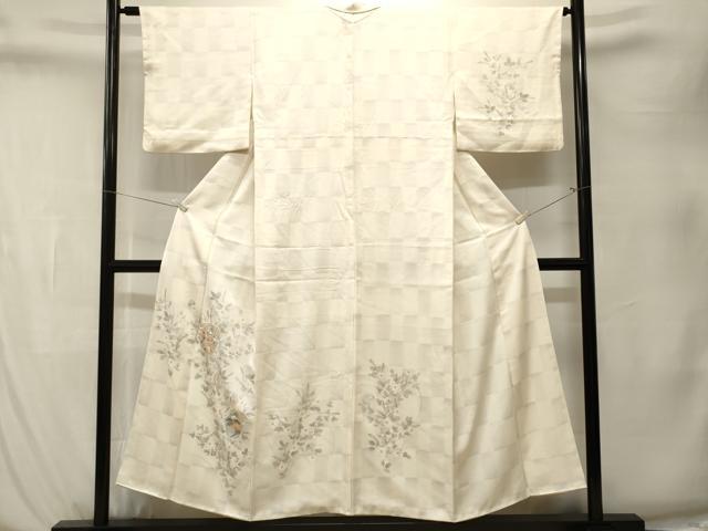 ■■■　サイズ　■■■ 身丈 150cm（肩から） 裄丈 63cm 袖丈 44cm　縫込み 5cm 袖幅 33cm 前幅 24cm 後幅 30cm 着物縫いこみ 内揚げ 6cm 裄 お袖側 約3cm　身頃側 約3cm ■■■　商品詳細　■■■ 【正絹】 状態は画像を添付しておりますので、そちらをご確認下さいますよう宜しくお願い致します。 大変上質な逸品になります。 お安く出品致しますので、是非この機会にいかがでしょうか？ ■■■　注意事項　■■■ ■モニター発色の具合により色合いが異なる場合がございます。 ■寸法は多少の誤差が生じる場合がございますのでご了承ください。 ■縫込みの長さが左右非対称の場合は短い部分を記載しております。 左右非対称であってもご返品・お値引き等の保証は出来かねますので、ご了承の上ご購入をお願い致します。 ■シミ等のチェックには注意を払っておりますが、見落としがある場合もございますし、個人の見解も様々ですので神経質な方のご購入はお控えください。 ■箪笥に入っておりました着物や帯なので畳みシワや匂いがあるものもございます。 ■お休みは基本的に土日祝となりますが、その他臨時でお休みする場合がございますのでご了承ください。 ■商品の発送は平日のみの発送となります。 ■夜間と土曜、日曜日はお問い合わせの回答が遅れる場合がございます。 ■当店では、お直し、紋入れ、お手入れ等は承っておりません。 ■生地の状態（ヤケ、経年劣化等）によってはサイズ直しが出来ない場合がございます。 その点もどうかご了承のうえ、ご購入をお願いいたします。 ■弊社で取り扱う商品は一点ものにつき、時期や在庫状況に応じて金額が変更となる場合がございます。 ■検針は行っておりません。予めご了承いただきますようお願いいたします。 ■【洗える着物】と記載のある商品におきましては、商品お届け後に洗濯を行ってしまってからのご返品にはご対応しかねます。 念の為、専門店でのお手入れをお願いいたします。 ■写真に写っている物が全てになります。それ以外の付属品はございませんのでご了承ください。 ■状態に関する写真につきましては、掲載可能な写真枚数に限りがあるため、各箇所につき1枚参考画像を掲載しております。 ■着物のサイズ目安は下記を参考ください↓ ＜女性着物＞　お端折り次第で＋5cm　−1cmが着用可能サイズ 　例）身丈170cmの場合、身長160cm〜175cm ＜男性着物＞　身丈＋約25cm〜27cm程が適応身長 　例）身丈155cmの場合、身長180〜182cm