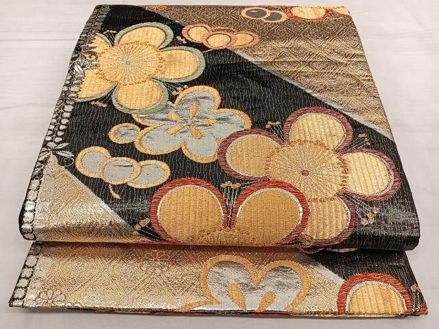 ■■■　サイズ　■■■ 長さ 432cm 幅 31cm程 ■■■　商品詳細　■■■ 【正絹】 詳細に関しましては、画像をご確認ください。 大変上質な逸品になります。 お安く出品致しますので、是非この機会にいかがでしょうか？ ※汚れ等に関しましては、着用時には見えない部分になるかと思いますのであまり気にならずお召になれるかと思います。 ※たれ先未かがりですが着用には問題ありません。 ※若干着用シワがございます。 ■■■　注意事項　■■■ ■モニター発色の具合により色合いが異なる場合がございます。 ■寸法は多少の誤差が生じる場合がございますのでご了承ください。 ■縫込みの長さが左右非対称の場合は短い部分を記載しております。 左右非対称であってもご返品・お値引き等の保証は出来かねますので、ご了承の上ご購入をお願い致します。 ■シミ等のチェックには注意を払っておりますが、見落としがある場合もございますし、個人の見解も様々ですので神経質な方のご購入はお控えください。 ■箪笥に入っておりました着物や帯なので畳みシワや匂いがあるものもございます。 ■お休みは基本的に土日祝となりますが、その他臨時でお休みする場合がございますのでご了承ください。 ■商品の発送は平日のみの発送となります。 ■夜間と土曜、日曜日はお問い合わせの回答が遅れる場合がございます。 ■当店では、お直し、紋入れ、お手入れ等は承っておりません。 ■生地の状態（ヤケ、経年劣化等）によってはサイズ直しが出来ない場合がございます。 その点もどうかご了承のうえ、ご購入をお願いいたします。 ■弊社で取り扱う商品は一点ものにつき、時期や在庫状況に応じて金額が変更となる場合がございます。 ■検針は行っておりません。予めご了承いただきますようお願いいたします。 ■【洗える着物】と記載のある商品におきましては、商品お届け後に洗濯を行ってしまってからのご返品にはご対応しかねます。 念の為、専門店でのお手入れをお願いいたします。 ■着物のサイズ目安は下記を参考ください↓ ＜女性着物＞　お端折り次第で＋5cm　−1cmが着用可能サイズ 　例）身丈170cmの場合、身長160cm〜175cm ＜男性着物＞　身丈＋約25cm〜27cm程が適応身長 　例）身丈155cmの場合、身長180〜182cm