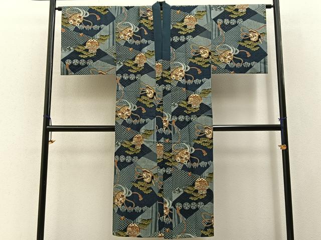 ■■■　サイズ　■■■ 身丈 139cm（肩から） 裄丈 68cm 袖丈 45cm　縫込み 3.5cm 袖幅 34cm 前幅 30.5cm 後幅 33cm 着物縫いこみ 内揚げ 0cm 裄 お袖側 約1.5cm　身頃側 約2cm ■■■　商品詳細　■■■ 【交織・無双仕立て】 状態は画像を添付しておりますので、そちらをご確認下さいますよう宜しくお願い致します。 お安く出品致しますので、是非この機会にいかがでしょうか？ ■■■　注意事項　■■■ ■モニター発色の具合により色合いが異なる場合がございます。 ■寸法は多少の誤差が生じる場合がございますのでご了承ください。 ■縫込みの長さが左右非対称の場合は短い部分を記載しております。 左右非対称であってもご返品・お値引き等の保証は出来かねますので、ご了承の上ご購入をお願い致します。 ■シミ等のチェックには注意を払っておりますが、見落としがある場合もございますし、個人の見解も様々ですので神経質な方のご購入はお控えください。 ■箪笥に入っておりました着物や帯なので畳みシワや匂いがあるものもございます。 ■お休みは基本的に土日祝となりますが、その他臨時でお休みする場合がございますのでご了承ください。 ■商品の発送は平日のみの発送となります。 ■夜間と土曜、日曜日はお問い合わせの回答が遅れる場合がございます。 ■当店では、お直し、紋入れ、お手入れ等は承っておりません。 ■生地の状態（ヤケ、経年劣化等）によってはサイズ直しが出来ない場合がございます。 その点もどうかご了承のうえ、ご購入をお願いいたします。 ■弊社で取り扱う商品は一点ものにつき、時期や在庫状況に応じて金額が変更となる場合がございます。 ■検針は行っておりません。予めご了承いただきますようお願いいたします。 ■【洗える着物】と記載のある商品におきましては、商品お届け後に洗濯を行ってしまってからのご返品にはご対応しかねます。 念の為、専門店でのお手入れをお願いいたします。 ■写真に写っている物が全てになります。それ以外の付属品はございませんのでご了承ください。 ■状態に関する写真につきましては、掲載可能な写真枚数に限りがあるため、各箇所につき1枚参考画像を掲載しております。 ■着物のサイズ目安は下記を参考ください↓ ＜女性着物＞　お端折り次第で＋5cm　−1cmが着用可能サイズ 　例）身丈170cmの場合、身長160cm〜175cm ＜男性着物＞　身丈＋約25cm〜27cm程が適応身長 　例）身丈155cmの場合、身長180〜182cm