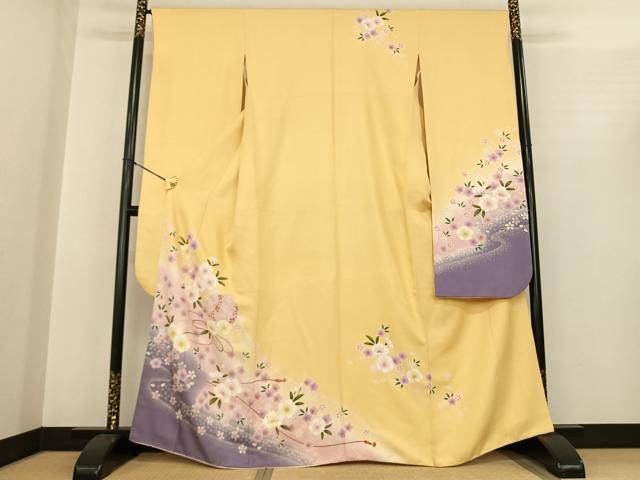 ■■■　サイズ　■■■ 身丈 165cm（肩から） 裄丈 66.5cm 袖丈 110cm　縫込み 2.5cm 袖幅 33.5cm 前幅 25cm 後幅 30cm 着物縫いこみ 内揚げ 7cm 裄 お袖側 約3cm　身頃側 約3cm ■■■　商品詳細　■■■ 【正絹】 状態は接写画像のように下前・両袖に薄い汚れがございますが その他特に目立ったシミ汚れなどもなく大変良い状態です。 大変上質な逸品になります。 お安く出品致しますので、是非この機会にいかがでしょうか？ ■■■　注意事項　■■■ ■モニター発色の具合により色合いが異なる場合がございます。 ■寸法は多少の誤差が生じる場合がございますのでご了承ください。 ■縫込みの長さが左右非対称の場合は短い部分を記載しております。 左右非対称であってもご返品・お値引き等の保証は出来かねますので、ご了承の上ご購入をお願い致します。 ■シミ等のチェックには注意を払っておりますが、見落としがある場合もございますし、個人の見解も様々ですので神経質な方のご購入はお控えください。 ■箪笥に入っておりました着物や帯なので畳みシワや匂いがあるものもございます。 ■お休みは基本的に土日祝となりますが、その他臨時でお休みする場合がございますのでご了承ください。 ■商品の発送は平日のみの発送となります。 ■夜間と土曜、日曜日はお問い合わせの回答が遅れる場合がございます。 ■当店では、お直し、紋入れ、お手入れ等は承っておりません。 ■生地の状態（ヤケ、経年劣化等）によってはサイズ直しが出来ない場合がございます。 その点もどうかご了承のうえ、ご購入をお願いいたします。 ■弊社で取り扱う商品は一点ものにつき、時期や在庫状況に応じて金額が変更となる場合がございます。 ■検針は行っておりません。予めご了承いただきますようお願いいたします。 ■【洗える着物】と記載のある商品におきましては、商品お届け後に洗濯を行ってしまってからのご返品にはご対応しかねます。 念の為、専門店でのお手入れをお願いいたします。 ■着物のサイズ目安は下記を参考ください↓ ＜女性着物＞　お端折り次第で＋5cm　−1cmが着用可能サイズ 　例）身丈170cmの場合、身長160cm〜175cm ＜男性着物＞　身丈＋約25cm〜27cm程が適応身長 　例）身丈155cmの場合、身長180〜182cm