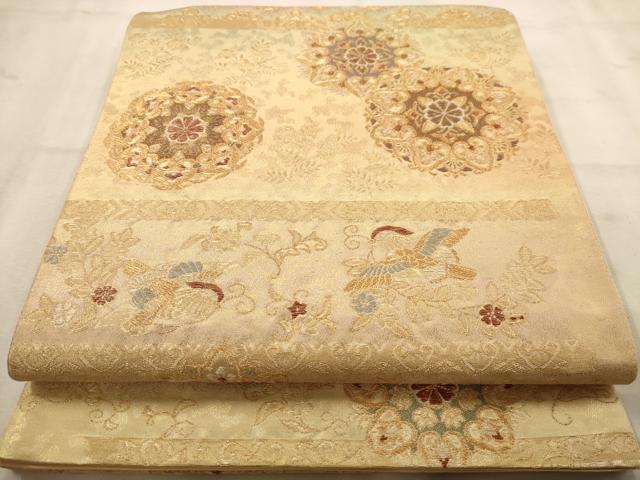 ■■■　サイズ　■■■ 長さ 424cm 幅 31cm程 ■■■　商品詳細　■■■ 【正絹・芯なし】 詳細に関しましては、画像をご確認ください。 大変上質な逸品になります。 お安く出品致しますので、是非この機会にいかがでしょうか？ ※汚れ等に関しましては、着用時には見えない部分になるかと思いますのであまり気にならずお召になれるかと思います。 ■■■　注意事項　■■■ ■モニター発色の具合により色合いが異なる場合がございます。 ■寸法は多少の誤差が生じる場合がございますのでご了承ください。 ■縫込みの長さが左右非対称の場合は短い部分を記載しております。 左右非対称であってもご返品・お値引き等の保証は出来かねますので、ご了承の上ご購入をお願い致します。 ■シミ等のチェックには注意を払っておりますが、見落としがある場合もございますし、個人の見解も様々ですので神経質な方のご購入はお控えください。 ■箪笥に入っておりました着物や帯なので畳みシワや匂いがあるものもございます。 ■お休みは基本的に土日祝となりますが、その他臨時でお休みする場合がございますのでご了承ください。 ■商品の発送は平日のみの発送となります。 ■夜間と土曜、日曜日はお問い合わせの回答が遅れる場合がございます。 ■当店では、お直し、紋入れ、お手入れ等は承っておりません。 ■生地の状態（ヤケ、経年劣化等）によってはサイズ直しが出来ない場合がございます。 その点もどうかご了承のうえ、ご購入をお願いいたします。 ■弊社で取り扱う商品は一点ものにつき、時期や在庫状況に応じて金額が変更となる場合がございます。 ■検針は行っておりません。予めご了承いただきますようお願いいたします。 ■【洗える着物】と記載のある商品におきましては、商品お届け後に洗濯を行ってしまってからのご返品にはご対応しかねます。 念の為、専門店でのお手入れをお願いいたします。 ■着物のサイズ目安は下記を参考ください↓ ＜女性着物＞　お端折り次第で＋5cm　−1cmが着用可能サイズ 　例）身丈170cmの場合、身長160cm〜175cm ＜男性着物＞　身丈＋約25cm〜27cm程が適応身長 　例）身丈155cmの場合、身長180〜182cm