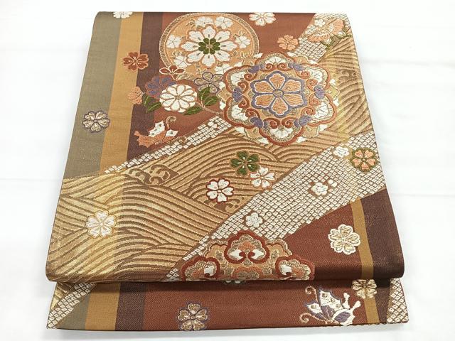 ■■■　サイズ　■■■ 長さ 424cm 幅 31cm程 ■■■　商品詳細　■■■ 【正絹・芯なし】 詳細に関しましては、画像をご確認ください。 大変上質な逸品になります。 お安く出品致しますので、是非この機会にいかがでしょうか？ ※汚れ等に関しましては、着用時には見えない部分になるかと思いますのであまり気にならずお召になれるかと思います。 ■■■　注意事項　■■■ ■モニター発色の具合により色合いが異なる場合がございます。 ■寸法は多少の誤差が生じる場合がございますのでご了承ください。 ■縫込みの長さが左右非対称の場合は短い部分を記載しております。 左右非対称であってもご返品・お値引き等の保証は出来かねますので、ご了承の上ご購入をお願い致します。 ■シミ等のチェックには注意を払っておりますが、見落としがある場合もございますし、個人の見解も様々ですので神経質な方のご購入はお控えください。 ■箪笥に入っておりました着物や帯なので畳みシワや匂いがあるものもございます。 ■お休みは基本的に土日祝となりますが、その他臨時でお休みする場合がございますのでご了承ください。 ■商品の発送は平日のみの発送となります。 ■夜間と土曜、日曜日はお問い合わせの回答が遅れる場合がございます。 ■当店では、お直し、紋入れ、お手入れ等は承っておりません。 ■生地の状態（ヤケ、経年劣化等）によってはサイズ直しが出来ない場合がございます。 その点もどうかご了承のうえ、ご購入をお願いいたします。 ■弊社で取り扱う商品は一点ものにつき、時期や在庫状況に応じて金額が変更となる場合がございます。 ■検針は行っておりません。予めご了承いただきますようお願いいたします。 ■【洗える着物】と記載のある商品におきましては、商品お届け後に洗濯を行ってしまってからのご返品にはご対応しかねます。 念の為、専門店でのお手入れをお願いいたします。 ■着物のサイズ目安は下記を参考ください↓ ＜女性着物＞　お端折り次第で＋5cm　−1cmが着用可能サイズ 　例）身丈170cmの場合、身長160cm〜175cm ＜男性着物＞　身丈＋約25cm〜27cm程が適応身長 　例）身丈155cmの場合、身長180〜182cm