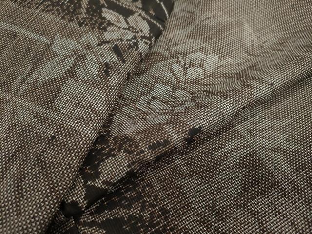 ■■■　サイズ　■■■ 身丈 162.5cm（肩から） 裄丈 66cm 袖丈 49.5cm　縫込み 5cm 袖幅 33.5cm 前幅 25cm 後幅 30cm 着物縫いこみ 内揚げ 0cm 裄 お袖側 約4cm　身頃側 約4cm ■■■　商品詳細　■■■ 【正絹】 状態は接写画像のように衿山に薄い汚れがございますがその他特に目立ったシミ汚れなどもなく大変良い状態です。 大変上質な逸品になります。 お安く出品致しますので、是非この機会にいかがでしょうか？ ■■■　注意事項　■■■ ■モニター発色の具合により色合いが異なる場合がございます。 ■寸法は多少の誤差が生じる場合がございますのでご了承ください。 ■縫込みの長さが左右非対称の場合は短い部分を記載しております。 左右非対称であってもご返品・お値引き等の保証は出来かねますので、ご了承の上ご購入をお願い致します。 ■シミ等のチェックには注意を払っておりますが、見落としがある場合もございますし、個人の見解も様々ですので神経質な方のご購入はお控えください。 ■箪笥に入っておりました着物や帯なので畳みシワや匂いがあるものもございます。 ■お休みは基本的に土日祝となりますが、その他臨時でお休みする場合がございますのでご了承ください。 ■商品の発送は平日のみの発送となります。 ■夜間と土曜、日曜日はお問い合わせの回答が遅れる場合がございます。 ■当店では、お直し、紋入れ、お手入れ等は承っておりません。 ■生地の状態（ヤケ、経年劣化等）によってはサイズ直しが出来ない場合がございます。 その点もどうかご了承のうえ、ご購入をお願いいたします。 ■弊社で取り扱う商品は一点ものにつき、時期や在庫状況に応じて金額が変更となる場合がございます。 ■検針は行っておりません。予めご了承いただきますようお願いいたします。 ■【洗える着物】と記載のある商品におきましては、商品お届け後に洗濯を行ってしまってからのご返品にはご対応しかねます。 念の為、専門店でのお手入れをお願いいたします。 ■着物のサイズ目安は下記を参考ください↓ ＜女性着物＞　お端折り次第で＋5?　−10?が着用可能サイズ 　例）身丈170?の場合、身長160?〜175? ＜男性着物＞　身丈＋約25?〜27?程が適応身長 　例）身丈155?の場合、身長180〜182?