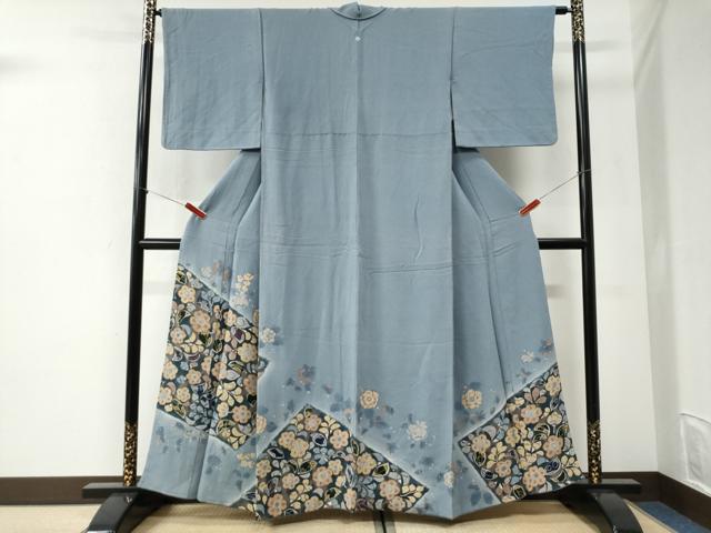 ■■■　サイズ　■■■ 身丈 160cm（肩から） 裄丈 64cm 袖丈 48cm　縫込み 5cm 袖幅 32cm 前幅 29.5cm 後幅 31cm 着物縫いこみ 内揚げ 0cm 裄 お袖側 約1cm　身頃側 約2cm ■■■　商品詳細　■■■ 【正絹・一つ紋】 状態は接写画像のように上前・後身頃にヤケ汚れ、 両袖口・衿山・衿裏・胴裏・袖裏に薄い汚れがございますが その他特に目立ったシミ汚れなどもなく大変良い状態です。 大変上質な逸品になります。 お安く出品致しますので、是非この機会にいかがでしょうか？ ■■■　注意事項　■■■ ■モニター発色の具合により色合いが異なる場合がございます。 ■寸法は多少の誤差が生じる場合がございますのでご了承ください。 ■縫込みの長さが左右非対称の場合は短い部分を記載しております。 左右非対称であってもご返品・お値引き等の保証は出来かねますので、ご了承の上ご購入をお願い致します。 ■シミ等のチェックには注意を払っておりますが、見落としがある場合もございますし、個人の見解も様々ですので神経質な方のご購入はお控えください。 ■箪笥に入っておりました着物や帯なので畳みシワや匂いがあるものもございます。 ■お休みは基本的に土日祝となりますが、その他臨時でお休みする場合がございますのでご了承ください。 ■商品の発送は平日のみの発送となります。 ■夜間と土曜、日曜日はお問い合わせの回答が遅れる場合がございます。 ■当店では、お直し、紋入れ、お手入れ等は承っておりません。 ■生地の状態（ヤケ、経年劣化等）によってはサイズ直しが出来ない場合がございます。 その点もどうかご了承のうえ、ご購入をお願いいたします。 ■弊社で取り扱う商品は一点ものにつき、時期や在庫状況に応じて金額が変更となる場合がございます。 ■検針は行っておりません。予めご了承いただきますようお願いいたします。 ■【洗える着物】と記載のある商品におきましては、商品お届け後に洗濯を行ってしまってからのご返品にはご対応しかねます。 念の為、専門店でのお手入れをお願いいたします。 ■写真に写っている物が全てになります。それ以外の付属品はございませんのでご了承ください。 ■状態に関する写真につきましては、掲載可能な写真枚数に限りがあるため、各箇所につき1枚参考画像を掲載しております。 ■着物のサイズ目安は下記を参考ください↓ ＜女性着物＞　お端折り次第で＋5cm　−1cmが着用可能サイズ 　例）身丈170cmの場合、身長160cm〜175cm ＜男性着物＞　身丈＋約25cm〜27cm程が適応身長 　例）身丈155cmの場合、身長180〜182cm
