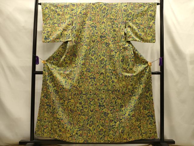 ■■■　サイズ　■■■ 身丈 154cm（肩から） 裄丈 64cm 袖丈 45cm　縫込み 1cm 袖幅 32.5cm 前幅 22.5cm 後幅 28.5cm 着物縫いこみ 内揚げ 9cm 裄 お袖側 約3cm　身頃側 約2.5cm ■■■　商品詳細　■■■ 【交織】 状態は特に目立ったシミ汚れなどもなく大変良い状態です。 お安く出品致しますので、是非この機会にいかがでしょうか？ ■■■　注意事項　■■■ ■モニター発色の具合により色合いが異なる場合がございます。 ■寸法は多少の誤差が生じる場合がございますのでご了承ください。 ■縫込みの長さが左右非対称の場合は短い部分を記載しております。 左右非対称であってもご返品・お値引き等の保証は出来かねますので、ご了承の上ご購入をお願い致します。 ■シミ等のチェックには注意を払っておりますが、見落としがある場合もございますし、個人の見解も様々ですので神経質な方のご購入はお控えください。 ■箪笥に入っておりました着物や帯なので畳みシワや匂いがあるものもございます。 ■お休みは基本的に土日祝となりますが、その他臨時でお休みする場合がございますのでご了承ください。 ■商品の発送は平日のみの発送となります。 ■夜間と土曜、日曜日はお問い合わせの回答が遅れる場合がございます。 ■当店では、お直し、紋入れ、お手入れ等は承っておりません。 ■生地の状態（ヤケ、経年劣化等）によってはサイズ直しが出来ない場合がございます。 その点もどうかご了承のうえ、ご購入をお願いいたします。 ■弊社で取り扱う商品は一点ものにつき、時期や在庫状況に応じて金額が変更となる場合がございます。 ■検針は行っておりません。予めご了承いただきますようお願いいたします。 ■【洗える着物】と記載のある商品におきましては、商品お届け後に洗濯を行ってしまってからのご返品にはご対応しかねます。 念の為、専門店でのお手入れをお願いいたします。 ■写真に写っている物が全てになります。それ以外の付属品はございませんのでご了承ください。 ■状態に関する写真につきましては、掲載可能な写真枚数に限りがあるため、各箇所につき1枚参考画像を掲載しております。 ■着物のサイズ目安は下記を参考ください↓ ＜女性着物＞　お端折り次第で＋5cm　−1cmが着用可能サイズ 　例）身丈170cmの場合、身長160cm〜175cm ＜男性着物＞　身丈＋約25cm〜27cm程が適応身長 　例）身丈155cmの場合、身長180〜182cm