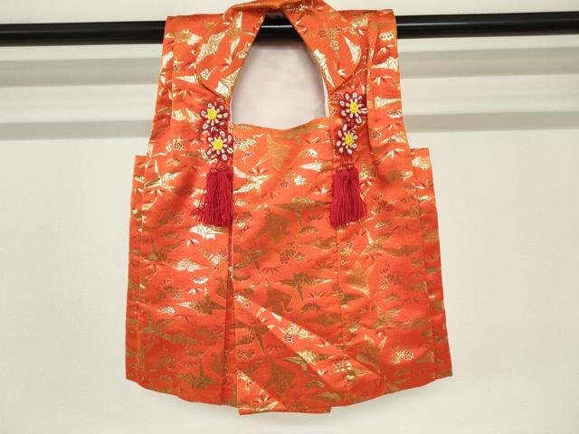 ■■■　サイズ　■■■ 【被布】 身丈 44cm（肩から） 裄丈 12.5cm（肩上げ　1.5cm） ■■■　商品詳細　■■■ 【化繊】 状態は接写画像のように衿にヤケ、裏地に薄い汚れがございますが その他特に目立ったシミ汚れなどもなく大変良い状態です。 お安く出品致しますので、是非この機会にいかがでしょうか？ ※背伏せの無いお仕立てになりますので後身頃のサイズは、大体の背中心までを採寸しております。 ※ご自身で洗濯された場合の保証はできかねます。専門店にご相談ください。 ■■■　注意事項　■■■ ■モニター発色の具合により色合いが異なる場合がございます。 ■寸法は多少の誤差が生じる場合がございますのでご了承ください。 ■縫込みの長さが左右非対称の場合は短い部分を記載しております。 左右非対称であってもご返品・お値引き等の保証は出来かねますので、ご了承の上ご購入をお願い致します。 ■シミ等のチェックには注意を払っておりますが、見落としがある場合もございますし、個人の見解も様々ですので神経質な方のご購入はお控えください。 ■箪笥に入っておりました着物や帯なので畳みシワや匂いがあるものもございます。 ■お休みは基本的に土日祝となりますが、その他臨時でお休みする場合がございますのでご了承ください。 ■商品の発送は平日のみの発送となります。 ■夜間と土曜、日曜日はお問い合わせの回答が遅れる場合がございます。 ■当店では、お直し、紋入れ、お手入れ等は承っておりません。 ■生地の状態（ヤケ、経年劣化等）によってはサイズ直しが出来ない場合がございます。 その点もどうかご了承のうえ、ご購入をお願いいたします。 ■弊社で取り扱う商品は一点ものにつき、時期や在庫状況に応じて金額が変更となる場合がございます。 ■検針は行っておりません。予めご了承いただきますようお願いいたします。 ■【洗える着物】と記載のある商品におきましては、商品お届け後に洗濯を行ってしまってからのご返品にはご対応しかねます。 念の為、専門店でのお手入れをお願いいたします。 ■写真に写っている物が全てになります。それ以外の付属品はございませんのでご了承ください。 ■状態に関する写真につきましては、掲載可能な写真枚数に限りがあるため、各箇所につき1枚参考画像を掲載しております。 ■着物のサイズ目安は下記を参考ください↓ ＜女性着物＞　お端折り次第で＋5cm　−1cmが着用可能サイズ 　例）身丈170cmの場合、身長160cm〜175cm ＜男性着物＞　身丈＋約25cm〜27cm程が適応身長 　例）身丈155cmの場合、身長180〜182cm