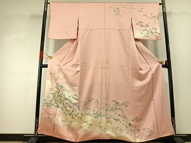 ■■■　サイズ　■■■ 身丈 158cm（肩から） 裄丈 65cm 袖丈 49cm　縫込み 4cm 袖幅 33cm 前幅 25cm 後幅 31cm 着物縫いこみ 内揚げ 8cm 裄 お袖側 約2cm　身頃側 約1.5cm ■■■　商品詳細　■■■ 【正絹】 状態は接写画像のように衿山・両袖・衿裏に薄い汚れがございますが その他特に目立ったシミ汚れなどもなく大変良い状態です。 大変上質な逸品になります。 お安く出品致しますので、是非この機会にいかがでしょうか？ ■■■　注意事項　■■■ ■モニター発色の具合により色合いが異なる場合がございます。 ■寸法は多少の誤差が生じる場合がございますのでご了承ください。 ■縫込みの長さが左右非対称の場合は短い部分を記載しております。 左右非対称であってもご返品・お値引き等の保証は出来かねますので、ご了承の上ご購入をお願い致します。 ■シミ等のチェックには注意を払っておりますが、見落としがある場合もございますし、個人の見解も様々ですので神経質な方のご購入はお控えください。 ■箪笥に入っておりました着物や帯なので畳みシワや匂いがあるものもございます。 ■お休みは基本的に土日祝となりますが、その他臨時でお休みする場合がございますのでご了承ください。 ■商品の発送は平日のみの発送となります。 ■夜間と土曜、日曜日はお問い合わせの回答が遅れる場合がございます。 ■当店では、お直し、紋入れ、お手入れ等は承っておりません。 ■生地の状態（ヤケ、経年劣化等）によってはサイズ直しが出来ない場合がございます。 その点もどうかご了承のうえ、ご購入をお願いいたします。 ■弊社で取り扱う商品は一点ものにつき、時期や在庫状況に応じて金額が変更となる場合がございます。 ■検針は行っておりません。予めご了承いただきますようお願いいたします。 ■【洗える着物】と記載のある商品におきましては、商品お届け後に洗濯を行ってしまってからのご返品にはご対応しかねます。 念の為、専門店でのお手入れをお願いいたします。 ■写真に写っている物が全てになります。それ以外の付属品はございませんのでご了承ください。 ■状態に関する写真につきましては、掲載可能な写真枚数に限りがあるため、各箇所につき1枚参考画像を掲載しております。 ■着物のサイズ目安は下記を参考ください↓ ＜女性着物＞　お端折り次第で＋5cm　−1cmが着用可能サイズ 　例）身丈170cmの場合、身長160cm〜175cm ＜男性着物＞　身丈＋約25cm〜27cm程が適応身長 　例）身丈155cmの場合、身長180〜182cm