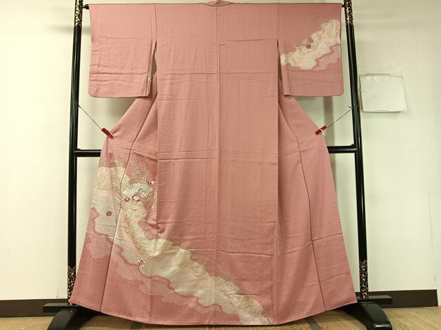 ■■■　サイズ　■■■ 身丈 162cm（肩から） 裄丈 65cm 袖丈 51cm　縫込み 5.5cm 袖幅 33cm 前幅 24cm 後幅 30.5cm 着物縫いこみ 内揚げ 1cm 裄 お袖側 約3cm　身頃側 約4cm ■■■　商品詳細　■■■ 【正絹】 状態は画像を添付しておりますので、そちらをご確認下さいますよう宜しくお願い致します。 大変上質な逸品になります。 お安く出品致しますので、是非この機会にいかがでしょうか？ ■■■　注意事項　■■■ ■モニター発色の具合により色合いが異なる場合がございます。 ■寸法は多少の誤差が生じる場合がございますのでご了承ください。 ■縫込みの長さが左右非対称の場合は短い部分を記載しております。 左右非対称であってもご返品・お値引き等の保証は出来かねますので、ご了承の上ご購入をお願い致します。 ■シミ等のチェックには注意を払っておりますが、見落としがある場合もございますし、個人の見解も様々ですので神経質な方のご購入はお控えください。 ■箪笥に入っておりました着物や帯なので畳みシワや匂いがあるものもございます。 ■お休みは基本的に土日祝となりますが、その他臨時でお休みする場合がございますのでご了承ください。 ■商品の発送は平日のみの発送となります。 ■夜間と土曜、日曜日はお問い合わせの回答が遅れる場合がございます。 ■当店では、お直し、紋入れ、お手入れ等は承っておりません。 ■生地の状態（ヤケ、経年劣化等）によってはサイズ直しが出来ない場合がございます。 その点もどうかご了承のうえ、ご購入をお願いいたします。 ■弊社で取り扱う商品は一点ものにつき、時期や在庫状況に応じて金額が変更となる場合がございます。 ■検針は行っておりません。予めご了承いただきますようお願いいたします。 ■【洗える着物】と記載のある商品におきましては、商品お届け後に洗濯を行ってしまってからのご返品にはご対応しかねます。 念の為、専門店でのお手入れをお願いいたします。 ■着物のサイズ目安は下記を参考ください↓ ＜女性着物＞　お端折り次第で＋5?　−10?が着用可能サイズ 　例）身丈170?の場合、身長160?〜175? ＜男性着物＞　身丈＋約25?〜27?程が適応身長 　例）身丈155?の場合、身長180〜182?