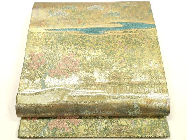 ■■■　サイズ　■■■ 長さ 444cm 幅 30.5cm程 ■■■　商品詳細　■■■ 【正絹】 詳細に関しましては、画像をご確認ください。 大変上質な逸品になります。 お安く出品致しますので、是非この機会にいかがでしょうか？ ※たれ先未かがりですが着用には問題ありません。 ■■■　注意事項　■■■ ■モニター発色の具合により色合いが異なる場合がございます。 ■寸法は多少の誤差が生じる場合がございますのでご了承ください。 ■縫込みの長さが左右非対称の場合は短い部分を記載しております。 左右非対称であってもご返品・お値引き等の保証は出来かねますので、ご了承の上ご購入をお願い致します。 ■シミ等のチェックには注意を払っておりますが、見落としがある場合もございますし、個人の見解も様々ですので神経質な方のご購入はお控えください。 ■箪笥に入っておりました着物や帯なので畳みシワや匂いがあるものもございます。 ■お休みは基本的に土日祝となりますが、その他臨時でお休みする場合がございますのでご了承ください。 ■商品の発送は平日のみの発送となります。 ■夜間と土曜、日曜日はお問い合わせの回答が遅れる場合がございます。 ■当店では、お直し、紋入れ、お手入れ等は承っておりません。 ■生地の状態（ヤケ、経年劣化等）によってはサイズ直しが出来ない場合がございます。 その点もどうかご了承のうえ、ご購入をお願いいたします。 ■弊社で取り扱う商品は一点ものにつき、時期や在庫状況に応じて金額が変更となる場合がございます。 ■検針は行っておりません。予めご了承いただきますようお願いいたします。 ■【洗える着物】と記載のある商品におきましては、商品お届け後に洗濯を行ってしまってからのご返品にはご対応しかねます。 念の為、専門店でのお手入れをお願いいたします。 ■着物のサイズ目安は下記を参考ください↓ ＜女性着物＞　お端折り次第で＋5cm　−1cmが着用可能サイズ 　例）身丈170cmの場合、身長160cm〜175cm ＜男性着物＞　身丈＋約25cm〜27cm程が適応身長 　例）身丈155cmの場合、身長180〜182cm