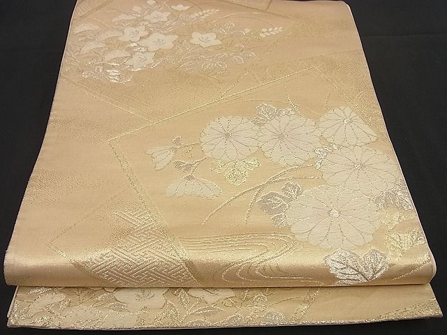 ■■■　サイズ　■■■ 長さ 426cm 幅 30.5cm程 ■■■　商品詳細　■■■ 【正絹】 状態は接写画像のように 柄止まりから手先にかけて折れ山の薄い汚れがございますが その他特に目立ったシミ汚れなどもなく大変良い状態です。 着用時には見えない部分になりますのであまり気にならずお召になれるかと思います。 大変上質な逸品になります。 お安く出品致しますので、是非この機会にいかがでしょうか？ ■■■　注意事項　■■■ ■モニター発色の具合により色合いが異なる場合がございます。 ■寸法は多少の誤差が生じる場合がございますのでご了承ください。 ■縫込みの長さが左右非対称の場合は短い部分を記載しております。 左右非対称であってもご返品・お値引き等の保証は出来かねますので、ご了承の上ご購入をお願い致します。 ■シミ等のチェックには注意を払っておりますが、見落としがある場合もございますし、個人の見解も様々ですので神経質な方のご購入はお控えください。 ■箪笥に入っておりました着物や帯なので畳みシワや匂いがあるものもございます。 ■お休みは基本的に土日祝となりますが、その他臨時でお休みする場合がございますのでご了承ください。 ■商品の発送は平日のみの発送となります。 ■夜間と土曜、日曜日はお問い合わせの回答が遅れる場合がございます。 ■当店では、お直し、紋入れ、お手入れ等は承っておりません。 ■生地の状態（ヤケ、経年劣化等）によってはサイズ直しが出来ない場合がございます。 その点もどうかご了承のうえ、ご購入をお願いいたします。 ■弊社で取り扱う商品は一点ものにつき、時期や在庫状況に応じて金額が変更となる場合がございます。 ■検針は行っておりません。予めご了承いただきますようお願いいたします。 ■【洗える着物】と記載のある商品におきましては、商品お届け後に洗濯を行ってしまってからのご返品にはご対応しかねます。 念の為、専門店でのお手入れをお願いいたします。 ■着物のサイズ目安は下記を参考ください↓ ＜女性着物＞　お端折り次第で＋5cm　−1cmが着用可能サイズ 　例）身丈170cmの場合、身長160cm〜175cm ＜男性着物＞　身丈＋約25cm〜27cm程が適応身長 　例）身丈155cmの場合、身長180〜182cm