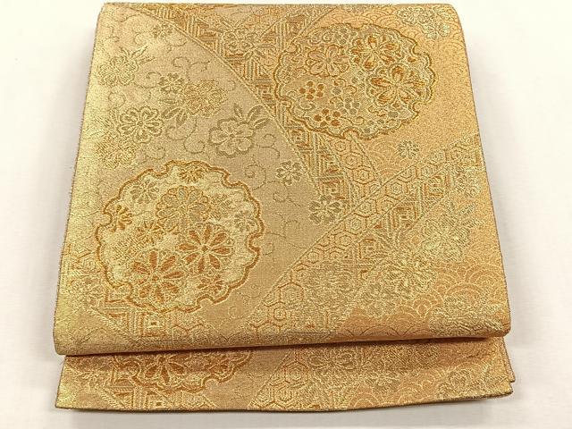 ■■■　サイズ　■■■ 長さ 416cm 幅 30cm程 ■■■　商品詳細　■■■ 【正絹】 詳細に関しましては、画像をご確認ください。 大変上質な逸品になります。 お安く出品致しますので、是非この機会にいかがでしょうか？ ■■■　注意事項　■■■ ■モニター発色の具合により色合いが異なる場合がございます。 ■寸法は多少の誤差が生じる場合がございますのでご了承ください。 ■縫込みの長さが左右非対称の場合は短い部分を記載しております。 左右非対称であってもご返品・お値引き等の保証は出来かねますので、ご了承の上ご購入をお願い致します。 ■シミ等のチェックには注意を払っておりますが、見落としがある場合もございますし、個人の見解も様々ですので神経質な方のご購入はお控えください。 ■箪笥に入っておりました着物や帯なので畳みシワや匂いがあるものもございます。 ■お休みは基本的に土日祝となりますが、その他臨時でお休みする場合がございますのでご了承ください。 ■商品の発送は平日のみの発送となります。 ■夜間と土曜、日曜日はお問い合わせの回答が遅れる場合がございます。 ■当店では、お直し、紋入れ、お手入れ等は承っておりません。 ■生地の状態（ヤケ、経年劣化等）によってはサイズ直しが出来ない場合がございます。 その点もどうかご了承のうえ、ご購入をお願いいたします。 ■弊社で取り扱う商品は一点ものにつき、時期や在庫状況に応じて金額が変更となる場合がございます。 ■検針は行っておりません。予めご了承いただきますようお願いいたします。 ■【洗える着物】と記載のある商品におきましては、商品お届け後に洗濯を行ってしまってからのご返品にはご対応しかねます。 念の為、専門店でのお手入れをお願いいたします。 ■写真に写っている物が全てになります。それ以外の付属品はございませんのでご了承ください。 ■状態に関する写真につきましては、掲載可能な写真枚数に限りがあるため、各箇所につき1枚参考画像を掲載しております。 ■着物のサイズ目安は下記を参考ください↓ ＜女性着物＞　お端折り次第で＋5cm　－1cmが着用可能サイズ 　例）身丈170cmの場合、身長160cm～175cm ＜男性着物＞　身丈＋約25cm～27cm程が適応身長 　例）身丈155cmの場合、身長180～182cm