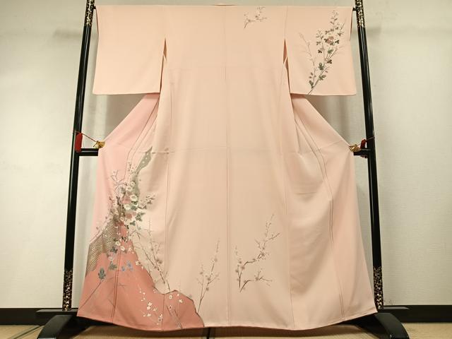 ■■■　サイズ　■■■ 身丈 161cm（肩から） 裄丈 66cm 袖丈 50cm　縫込み 5cm 袖幅 33.5cm 前幅 23cm 後幅 29cm 着物縫いこみ 内揚げ 7cm 裄 お袖側 約2cm　身頃側 約2.5cm ■■■　商品詳細　■■■ 【正絹】 状態は接写画像のように衿山に薄い汚れがございますが その他特に目立ったシミ汚れなどもなく大変良い状態です。 大変上質な逸品になります。 お安く出品致しますので、是非この機会にいかがでしょうか？ ■■■　注意事項　■■■ ■モニター発色の具合により色合いが異なる場合がございます。 ■寸法は多少の誤差が生じる場合がございますのでご了承ください。 ■縫込みの長さが左右非対称の場合は短い部分を記載しております。 左右非対称であってもご返品・お値引き等の保証は出来かねますので、ご了承の上ご購入をお願い致します。 ■シミ等のチェックには注意を払っておりますが、見落としがある場合もございますし、個人の見解も様々ですので神経質な方のご購入はお控えください。 ■箪笥に入っておりました着物や帯なので畳みシワや匂いがあるものもございます。 ■お休みは基本的に土日祝となりますが、その他臨時でお休みする場合がございますのでご了承ください。 ■商品の発送は平日のみの発送となります。 ■夜間と土曜、日曜日はお問い合わせの回答が遅れる場合がございます。 ■当店では、お直し、紋入れ、お手入れ等は承っておりません。 ■生地の状態（ヤケ、経年劣化等）によってはサイズ直しが出来ない場合がございます。 その点もどうかご了承のうえ、ご購入をお願いいたします。 ■弊社で取り扱う商品は一点ものにつき、時期や在庫状況に応じて金額が変更となる場合がございます。 ■検針は行っておりません。予めご了承いただきますようお願いいたします。 ■【洗える着物】と記載のある商品におきましては、商品お届け後に洗濯を行ってしまってからのご返品にはご対応しかねます。 念の為、専門店でのお手入れをお願いいたします。 ■写真に写っている物が全てになります。それ以外の付属品はございませんのでご了承ください。 ■状態に関する写真につきましては、掲載可能な写真枚数に限りがあるため、各箇所につき1枚参考画像を掲載しております。 ■着物のサイズ目安は下記を参考ください↓ ＜女性着物＞　お端折り次第で＋5cm　−1cmが着用可能サイズ 　例）身丈170cmの場合、身長160cm〜175cm ＜男性着物＞　身丈＋約25cm〜27cm程が適応身長 　例）身丈155cmの場合、身長180〜182cm