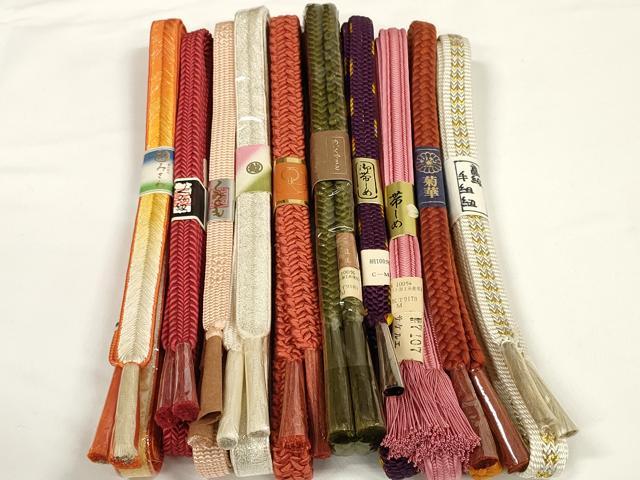 ■■■　商品詳細　■■■ 【未使用】 ※こちらのお品はまとめての出品となりますので、 サイズ等の詳細は記載しておりません。 ご理解の上でのご入札をお願い致します。 大変上質な逸品になります。 お安く出品致しますので、是非この機会にいかがでしょうか？ ■■■　注意事項　■■■ ■モニター発色の具合により色合いが異なる場合がございます。 ■寸法は多少の誤差が生じる場合がございますのでご了承ください。 ■縫込みの長さが左右非対称の場合は短い部分を記載しております。 左右非対称であってもご返品・お値引き等の保証は出来かねますので、ご了承の上ご購入をお願い致します。 ■シミ等のチェックには注意を払っておりますが、見落としがある場合もございますし、個人の見解も様々ですので神経質な方のご購入はお控えください。 ■箪笥に入っておりました着物や帯なので畳みシワや匂いがあるものもございます。 ■お休みは基本的に土日祝となりますが、その他臨時でお休みする場合がございますのでご了承ください。 ■商品の発送は平日のみの発送となります。 ■夜間と土曜、日曜日はお問い合わせの回答が遅れる場合がございます。 ■当店では、お直し、紋入れ、お手入れ等は承っておりません。 ■生地の状態（ヤケ、経年劣化等）によってはサイズ直しが出来ない場合がございます。 その点もどうかご了承のうえ、ご購入をお願いいたします。 ■弊社で取り扱う商品は一点ものにつき、時期や在庫状況に応じて金額が変更となる場合がございます。 ■検針は行っておりません。予めご了承いただきますようお願いいたします。 ■【洗える着物】と記載のある商品におきましては、商品お届け後に洗濯を行ってしまってからのご返品にはご対応しかねます。 念の為、専門店でのお手入れをお願いいたします。 ■着物のサイズ目安は下記を参考ください↓ ＜女性着物＞　お端折り次第で＋5cm　−1cmが着用可能サイズ 　例）身丈170cmの場合、身長160cm〜175cm ＜男性着物＞　身丈＋約25cm〜27cm程が適応身長 　例）身丈155cmの場合、身長180〜182cm