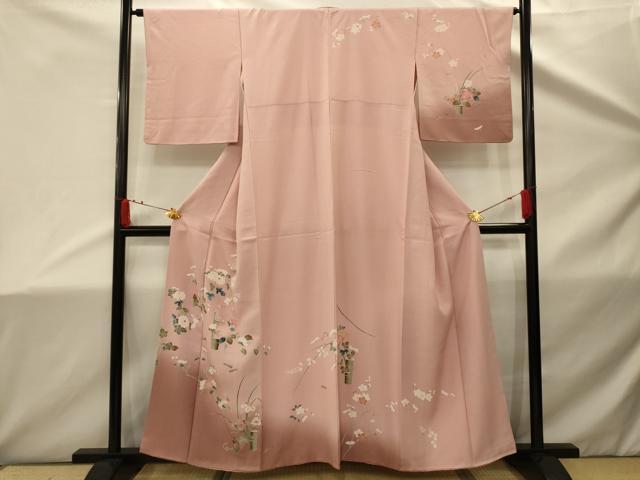 ■■■　サイズ　■■■ 身丈 157cm（肩から） 裄丈 64cm 袖丈 48cm　縫込み 6cm 袖幅 32.5cm 前幅 24.5cm 後幅 30cm 着物縫いこみ 内揚げ 8cm 裄 お袖側 約3.5cm　身頃側 約3cm ■■■　商品詳細　■■■ 【正絹】 状態は画像を添付しておりますので、そちらをご確認下さいますよう宜しくお願い致します。 大変上質な逸品になります。 お安く出品致しますので、是非この機会にいかがでしょうか？ ■■■　注意事項　■■■ ■モニター発色の具合により色合いが異なる場合がございます。 ■寸法は多少の誤差が生じる場合がございますのでご了承ください。 ■縫込みの長さが左右非対称の場合は短い部分を記載しております。 左右非対称であってもご返品・お値引き等の保証は出来かねますので、ご了承の上ご購入をお願い致します。 ■シミ等のチェックには注意を払っておりますが、見落としがある場合もございますし、個人の見解も様々ですので神経質な方のご購入はお控えください。 ■箪笥に入っておりました着物や帯なので畳みシワや匂いがあるものもございます。 ■お休みは基本的に土日祝となりますが、その他臨時でお休みする場合がございますのでご了承ください。 ■商品の発送は平日のみの発送となります。 ■夜間と土曜、日曜日はお問い合わせの回答が遅れる場合がございます。 ■当店では、お直し、紋入れ、お手入れ等は承っておりません。 ■生地の状態（ヤケ、経年劣化等）によってはサイズ直しが出来ない場合がございます。 その点もどうかご了承のうえ、ご購入をお願いいたします。 ■弊社で取り扱う商品は一点ものにつき、時期や在庫状況に応じて金額が変更となる場合がございます。 ■検針は行っておりません。予めご了承いただきますようお願いいたします。 ■【洗える着物】と記載のある商品におきましては、商品お届け後に洗濯を行ってしまってからのご返品にはご対応しかねます。 念の為、専門店でのお手入れをお願いいたします。 ■着物のサイズ目安は下記を参考ください↓ ＜女性着物＞　お端折り次第で＋5cm　−1cmが着用可能サイズ 　例）身丈170cmの場合、身長160cm〜175cm ＜男性着物＞　身丈＋約25cm〜27cm程が適応身長 　例）身丈155cmの場合、身長180〜182cm