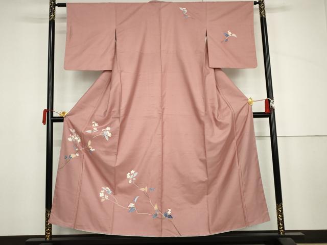 ■■■　サイズ　■■■ 身丈 151cm（肩から） 裄丈 62.5cm 袖丈 49cm　縫込み 8cm 袖幅 32cm 前幅 23.5cm 後幅 29.5cm 着物縫いこみ 内揚げ 9.5cm 裄 お袖側 約3cm　身頃側 約5cm ■■■　商品詳細　■■■ 【正絹・未使用】 状態は特に目立ったシミ汚れなどもなく大変良い状態です。 本加賀友禅作家、成竹登茂男氏の作品です。 加賀友禅作家・成竹登茂男は1903年金沢市に生まれました。 京都や東京で修行を積み、故郷に戻った成竹は日本画家の中橘園に師事し、 独自の写生力と模様の構成を身に付け、 加賀友禅を代表する作家となりました。 日本画家としても活躍し、数々の日展入選作品を描き、 のち日展審査員となります。 大変上質な逸品になります。 お安く出品致しますので、是非この機会にいかがでしょうか？ ■■■　注意事項　■■■ ■モニター発色の具合により色合いが異なる場合がございます。 ■寸法は多少の誤差が生じる場合がございますのでご了承ください。 ■縫込みの長さが左右非対称の場合は短い部分を記載しております。 左右非対称であってもご返品・お値引き等の保証は出来かねますので、ご了承の上ご購入をお願い致します。 ■シミ等のチェックには注意を払っておりますが、見落としがある場合もございますし、個人の見解も様々ですので神経質な方のご購入はお控えください。 ■箪笥に入っておりました着物や帯なので畳みシワや匂いがあるものもございます。 ■お休みは基本的に土日祝となりますが、その他臨時でお休みする場合がございますのでご了承ください。 ■商品の発送は平日のみの発送となります。 ■夜間と土曜、日曜日はお問い合わせの回答が遅れる場合がございます。 ■当店では、お直し、紋入れ、お手入れ等は承っておりません。 ■生地の状態（ヤケ、経年劣化等）によってはサイズ直しが出来ない場合がございます。 その点もどうかご了承のうえ、ご購入をお願いいたします。 ■弊社で取り扱う商品は一点ものにつき、時期や在庫状況に応じて金額が変更となる場合がございます。 ■検針は行っておりません。予めご了承いただきますようお願いいたします。 ■【洗える着物】と記載のある商品におきましては、商品お届け後に洗濯を行ってしまってからのご返品にはご対応しかねます。 念の為、専門店でのお手入れをお願いいたします。 ■写真に写っている物が全てになります。それ以外の付属品はございませんのでご了承ください。 ■状態に関する写真につきましては、掲載可能な写真枚数に限りがあるため、各箇所につき1枚参考画像を掲載しております。 ■着物のサイズ目安は下記を参考ください↓ ＜女性着物＞　お端折り次第で＋5cm　−1cmが着用可能サイズ 　例）身丈170cmの場合、身長160cm〜175cm ＜男性着物＞　身丈＋約25cm〜27cm程が適応身長 　例）身丈155cmの場合、身長180〜182cm