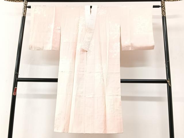 ■■■　サイズ　■■■ 身丈 124cm（肩から） 裄丈 63cm 袖丈 47cm　縫込み 5cm 袖幅 31cm 前幅 27.5cm 後幅 31cm 着物縫いこみ 内揚げ 16cm 裄 お袖側 約5.5cm　身頃側 約3cm ■■■　商品詳細　■■■ 【正絹】 状態は特に目立ったシミ汚れなどもなく大変良い状態です。 大変上質な逸品になります。 お安く出品致しますので、是非この機会にいかがでしょうか？ ■■■　注意事項　■■■ ■モニター発色の具合により色合いが異なる場合がございます。 ■寸法は多少の誤差が生じる場合がございますのでご了承ください。 ■縫込みの長さが左右非対称の場合は短い部分を記載しております。 左右非対称であってもご返品・お値引き等の保証は出来かねますので、ご了承の上ご購入をお願い致します。 ■シミ等のチェックには注意を払っておりますが、見落としがある場合もございますし、個人の見解も様々ですので神経質な方のご購入はお控えください。 ■箪笥に入っておりました着物や帯なので畳みシワや匂いがあるものもございます。 ■お休みは基本的に土日祝となりますが、その他臨時でお休みする場合がございますのでご了承ください。 ■商品の発送は平日のみの発送となります。 ■夜間と土曜、日曜日はお問い合わせの回答が遅れる場合がございます。 ■当店では、お直し、紋入れ、お手入れ等は承っておりません。 ■生地の状態（ヤケ、経年劣化等）によってはサイズ直しが出来ない場合がございます。 その点もどうかご了承のうえ、ご購入をお願いいたします。 ■弊社で取り扱う商品は一点ものにつき、時期や在庫状況に応じて金額が変更となる場合がございます。 ■検針は行っておりません。予めご了承いただきますようお願いいたします。 ■【洗える着物】と記載のある商品におきましては、商品お届け後に洗濯を行ってしまってからのご返品にはご対応しかねます。 念の為、専門店でのお手入れをお願いいたします。 ■写真に写っている物が全てになります。それ以外の付属品はございませんのでご了承ください。 ■状態に関する写真につきましては、掲載可能な写真枚数に限りがあるため、各箇所につき1枚参考画像を掲載しております。 ■着物のサイズ目安は下記を参考ください↓ ＜女性着物＞　お端折り次第で＋5cm　−1cmが着用可能サイズ 　例）身丈170cmの場合、身長160cm〜175cm ＜男性着物＞　身丈＋約25cm〜27cm程が適応身長 　例）身丈155cmの場合、身長180〜182cm