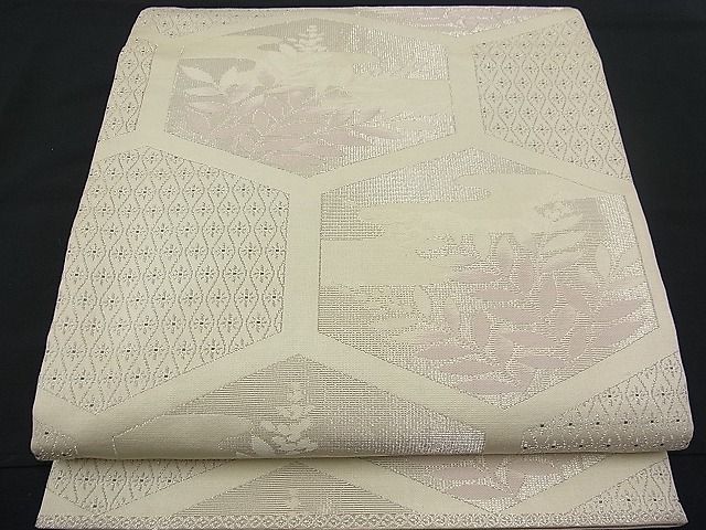 ■■■　サイズ　■■■ 長さ 432cm 幅 30.5cm程 ■■■　商品詳細　■■■ 【正絹】 状態は接写画像のように 太鼓上部、裏地に薄い汚れ前柄付近から手先にかけて折れ山の薄い汚れがございますが その他特に目立ったシミ汚れなどもなく大変良い状態です。 大変上質な逸品になります。 お安く出品致しますので、是非この機会にいかがでしょうか？ ■■■　注意事項　■■■ ■モニター発色の具合により色合いが異なる場合がございます。 ■寸法は多少の誤差が生じる場合がございますのでご了承ください。 ■縫込みの長さが左右非対称の場合は短い部分を記載しております。 左右非対称であってもご返品・お値引き等の保証は出来かねますので、ご了承の上ご購入をお願い致します。 ■シミ等のチェックには注意を払っておりますが、見落としがある場合もございますし、個人の見解も様々ですので神経質な方のご購入はお控えください。 ■箪笥に入っておりました着物や帯なので畳みシワや匂いがあるものもございます。 ■お休みは基本的に土日祝となりますが、その他臨時でお休みする場合がございますのでご了承ください。 ■商品の発送は平日のみの発送となります。 ■夜間と土曜、日曜日はお問い合わせの回答が遅れる場合がございます。 ■当店では、お直し、紋入れ、お手入れ等は承っておりません。 ■生地の状態（ヤケ、経年劣化等）によってはサイズ直しが出来ない場合がございます。 その点もどうかご了承のうえ、ご購入をお願いいたします。 ■弊社で取り扱う商品は一点ものにつき、時期や在庫状況に応じて金額が変更となる場合がございます。 ■検針は行っておりません。予めご了承いただきますようお願いいたします。 ■【洗える着物】と記載のある商品におきましては、商品お届け後に洗濯を行ってしまってからのご返品にはご対応しかねます。 念の為、専門店でのお手入れをお願いいたします。 ■着物のサイズ目安は下記を参考ください↓ ＜女性着物＞　お端折り次第で＋5cm　−1cmが着用可能サイズ 　例）身丈170cmの場合、身長160cm〜175cm ＜男性着物＞　身丈＋約25cm〜27cm程が適応身長 　例）身丈155cmの場合、身長180〜182cm