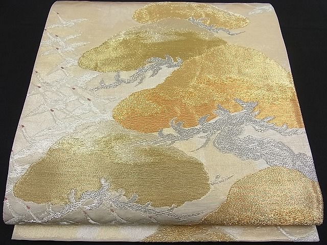 ■■■　サイズ　■■■ 長さ 440cm 幅 31cm程 ■■■　商品詳細　■■■ 【正絹】 状態は接写画像のように 柄止まりに折れ山の薄い汚れがございますが その他特に目立ったシミ汚れなどもなく大変良い状態です。着用時には見えない部分になりますのであまり気にならずお召になれるかと思います。 大変上質な逸品になります。 お安く出品致しますので、是非この機会にいかがでしょうか？ ■■■　注意事項　■■■ ■モニター発色の具合により色合いが異なる場合がございます。 ■寸法は多少の誤差が生じる場合がございますのでご了承ください。 ■縫込みの長さが左右非対称の場合は短い部分を記載しております。 左右非対称であってもご返品・お値引き等の保証は出来かねますので、ご了承の上ご購入をお願い致します。 ■シミ等のチェックには注意を払っておりますが、見落としがある場合もございますし、個人の見解も様々ですので神経質な方のご購入はお控えください。 ■箪笥に入っておりました着物や帯なので畳みシワや匂いがあるものもございます。 ■お休みは基本的に土日祝となりますが、その他臨時でお休みする場合がございますのでご了承ください。 ■商品の発送は平日のみの発送となります。 ■夜間と土曜、日曜日はお問い合わせの回答が遅れる場合がございます。 ■当店では、お直し、紋入れ、お手入れ等は承っておりません。 ■生地の状態（ヤケ、経年劣化等）によってはサイズ直しが出来ない場合がございます。 その点もどうかご了承のうえ、ご購入をお願いいたします。 ■弊社で取り扱う商品は一点ものにつき、時期や在庫状況に応じて金額が変更となる場合がございます。 ■検針は行っておりません。予めご了承いただきますようお願いいたします。 ■【洗える着物】と記載のある商品におきましては、商品お届け後に洗濯を行ってしまってからのご返品にはご対応しかねます。 念の為、専門店でのお手入れをお願いいたします。 ■着物のサイズ目安は下記を参考ください↓ ＜女性着物＞　お端折り次第で＋5cm　−1cmが着用可能サイズ 　例）身丈170cmの場合、身長160cm〜175cm ＜男性着物＞　身丈＋約25cm〜27cm程が適応身長 　例）身丈155cmの場合、身長180〜182cm