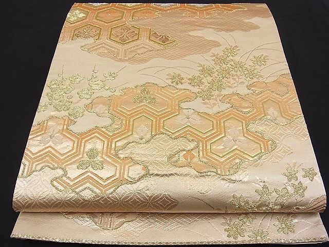 ■■■　サイズ　■■■ 長さ 418cm 幅 30.5cm程 ■■■　商品詳細　■■■ 【正絹】状態は接写画像のように柄止まりに折れ山の薄い汚れがございますがその他特に目立ったシミ汚れなどもなく大変良い状態です。着用時には見えない部分になりますのであまり気にならずお召になれるかと思います。大変上質な逸品になります。お安く出品致しますので、是非この機会にいかがでしょうか？ ■■■　注意事項　■■■ ■モニター発色の具合により色合いが異なる場合がございます。 ■寸法は多少の誤差が生じる場合がございますのでご了承ください。 ■縫込みの長さが左右非対称の場合は短い部分を記載しております。 左右非対称であってもご返品・お値引き等の保証は出来かねますので、ご了承の上ご購入をお願い致します。 ■シミ等のチェックには注意を払っておりますが、見落としがある場合もございますし、個人の見解も様々ですので神経質な方のご購入はお控えください。 ■箪笥に入っておりました着物や帯なので畳みシワや匂いがあるものもございます。 ■お休みは基本的に土日祝となりますが、その他臨時でお休みする場合がございますのでご了承ください。 ■商品の発送は平日のみの発送となります。 ■夜間と土曜、日曜日はお問い合わせの回答が遅れる場合がございます。 ■当店では、お直し、紋入れ、お手入れ等は承っておりません。 ■生地の状態（ヤケ、経年劣化等）によってはサイズ直しが出来ない場合がございます。 その点もどうかご了承のうえ、ご購入をお願いいたします。 ■弊社で取り扱う商品は一点ものにつき、時期や在庫状況に応じて金額が変更となる場合がございます。 ■検針は行っておりません。予めご了承いただきますようお願いいたします。 ■【洗える着物】と記載のある商品におきましては、商品お届け後に洗濯を行ってしまってからのご返品にはご対応しかねます。 念の為、専門店でのお手入れをお願いいたします。 ■着物のサイズ目安は下記を参考ください↓ ＜女性着物＞　お端折り次第で＋5cm　−1cmが着用可能サイズ 　例）身丈170cmの場合、身長160cm〜175cm ＜男性着物＞　身丈＋約25cm〜27cm程が適応身長 　例）身丈155cmの場合、身長180〜182cm