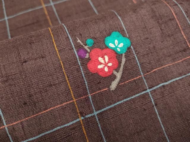 ■■■　サイズ　■■■ 身丈 159.5cm（肩から） 裄丈 65cm 袖丈 48cm　縫込み 6.5cm 袖幅 33cm 前幅 23cm 後幅 29.5cm 着物縫いこみ 内揚げ 3.5cm 裄 お袖側 約1.5cm　身頃側 約1.5cm ■■■　商品詳細　■■■ 【正絹・未使用】 状態は画像を添付しておりますので、そちらをご確認下さいますよう宜しくお願い致します。 大変上質な逸品になります。 お安く出品致しますので、是非この機会にいかがでしょうか？ ■■■　注意事項　■■■ ■モニター発色の具合により色合いが異なる場合がございます。 ■寸法は多少の誤差が生じる場合がございますのでご了承ください。 ■縫込みの長さが左右非対称の場合は短い部分を記載しております。 左右非対称であってもご返品・お値引き等の保証は出来かねますので、ご了承の上ご購入をお願い致します。 ■シミ等のチェックには注意を払っておりますが、見落としがある場合もございますし、個人の見解も様々ですので神経質な方のご購入はお控えください。 ■箪笥に入っておりました着物や帯なので畳みシワや匂いがあるものもございます。 ■お休みは基本的に土日祝となりますが、その他臨時でお休みする場合がございますのでご了承ください。 ■商品の発送は平日のみの発送となります。 ■夜間と土曜、日曜日はお問い合わせの回答が遅れる場合がございます。 ■当店では、お直し、紋入れ、お手入れ等は承っておりません。 ■生地の状態（ヤケ、経年劣化等）によってはサイズ直しが出来ない場合がございます。 その点もどうかご了承のうえ、ご購入をお願いいたします。 ■弊社で取り扱う商品は一点ものにつき、時期や在庫状況に応じて金額が変更となる場合がございます。 ■検針は行っておりません。予めご了承いただきますようお願いいたします。 ■【洗える着物】と記載のある商品におきましては、商品お届け後に洗濯を行ってしまってからのご返品にはご対応しかねます。 念の為、専門店でのお手入れをお願いいたします。 ■着物のサイズ目安は下記を参考ください↓ ＜女性着物＞　お端折り次第で＋5cm　−1cmが着用可能サイズ 　例）身丈170cmの場合、身長160cm〜175cm ＜男性着物＞　身丈＋約25cm〜27cm程が適応身長 　例）身丈155cmの場合、身長180〜182cm