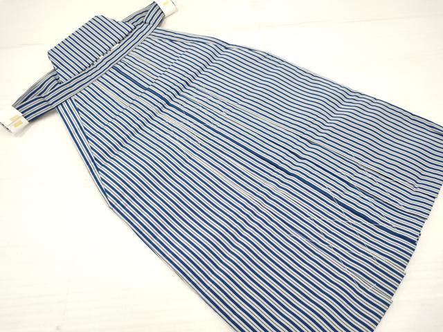 ■■■　サイズ　■■■ 【袴】 紐下　約　55cm ■■■　商品詳細　■■■ 袴【経エステル97％ナイロン3％・緯レーヨン100％・新品】の 状態は特に目立ったシミ汚れなどもなく大変良い状態です。 お安く出品致しますので、是非この機会にいかがでしょうか？ ※こちらは新品のお品になります。 ※ご自身で洗濯された場合の保証はできかねます。専門店にご相談ください。 ■■■　注意事項　■■■ ■モニター発色の具合により色合いが異なる場合がございます。 ■寸法は多少の誤差が生じる場合がございますのでご了承ください。 ■縫込みの長さが左右非対称の場合は短い部分を記載しております。 左右非対称であってもご返品・お値引き等の保証は出来かねますので、ご了承の上ご購入をお願い致します。 ■シミ等のチェックには注意を払っておりますが、見落としがある場合もございますし、個人の見解も様々ですので神経質な方のご購入はお控えください。 ■箪笥に入っておりました着物や帯なので畳みシワや匂いがあるものもございます。 ■お休みは基本的に土日祝となりますが、その他臨時でお休みする場合がございますのでご了承ください。 ■商品の発送は平日のみの発送となります。 ■夜間と土曜、日曜日はお問い合わせの回答が遅れる場合がございます。 ■当店では、お直し、紋入れ、お手入れ等は承っておりません。 ■生地の状態（ヤケ、経年劣化等）によってはサイズ直しが出来ない場合がございます。 その点もどうかご了承のうえ、ご購入をお願いいたします。 ■弊社で取り扱う商品は一点ものにつき、時期や在庫状況に応じて金額が変更となる場合がございます。 ■検針は行っておりません。予めご了承いただきますようお願いいたします。 ■【洗える着物】と記載のある商品におきましては、商品お届け後に洗濯を行ってしまってからのご返品にはご対応しかねます。 念の為、専門店でのお手入れをお願いいたします。 ■写真に写っている物が全てになります。それ以外の付属品はございませんのでご了承ください。 ■状態に関する写真につきましては、掲載可能な写真枚数に限りがあるため、各箇所につき1枚参考画像を掲載しております。 ■着物のサイズ目安は下記を参考ください↓ ＜女性着物＞　お端折り次第で＋5cm　−1cmが着用可能サイズ 　例）身丈170cmの場合、身長160cm〜175cm ＜男性着物＞　身丈＋約25cm〜27cm程が適応身長 　例）身丈155cmの場合、身長180〜182cm