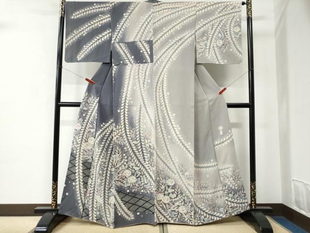 ■■■　サイズ　■■■ 身丈 165cm（肩から） 裄丈 67cm 袖丈 48cm　縫込み 4cm 袖幅 34cm 前幅 26cm 後幅 30cm 着物縫いこみ 内揚げ 0cm 裄 お袖側 約2cm　身頃側 約3cm ■■■　商品詳細　■■■ 【正絹】 状態は接写画像のように衿山・衿・表地所々に薄い汚れがございます。 「翠山」とはさかのぼること120年前、 越後十日町の一流染匠「桐屋(とうや)」、 四代前の田村久平が使用していた「雅号」です。 桐屋の五代目久平が明治時代に工房を開く際、 この十日町地方の山々の翠濃く、 水清くして美しい景観から雅号を「翠山」とし、 創作の場を「翠山工房」と命名しました。 長年辻が花のみを研究し、その美しさを高めることに専念、 独特の色彩美に、艶やかかつ華やぎあふれる「翠山工房辻が花」が誕生致しました。 「桐屋」は現当主の田村憲一で九代目を数え、長い歴史がございます。 明治の頃から麻織物から絹織物、昭和に入り織物から染めへと転換し、 昭和50年代に「辻が花」に出会い、30年以上にわたり「辻が花」を創作し続けています。 デザイン・染め・絞り等の全行程は産地内で行い、 辻が花に魅せられた職人達が手仕事にこだわって丹精を込めて制作しております。 辻が花は室町中期から江戸時代にかけて流行した絵模様染めです。 現在残されている遺品の中には、 その時代の武将・上層階級(上杉謙信・豊臣秀吉・徳川家康や各夫人)の人々の 小袖・胴服が保存され伝わっております。 武将達はファッションの先端をゆく斬新で目立つ辻が花を好んだそうです。 また、当時は染物と言えば辻が花と言われるほど流行し、一般的な物でした。 「辻ヶ花」を構成するのは、絞りと墨絵。 絞り染は、昔ながらの方法−桶だし絞りや小帽子で模様を描き出します。 小帽子は和紙と竹の皮とを糸で括り、 桶だし絞りは桶の中に染めたくない部分を入れ込み蓋できつく絞り、 染料に浸し染めます。 ひとつひとつ気の遠くなるような作業を繰り返すことで染模様が浮かび上がります。 その絞りの合間に墨絵が描かれます。 墨絵には室町桃山という乱世を生きた人々の “祈り”や“願い”が込められているといいます。 先々まで美しく延び咲く藤の花には「子孫繁栄」の意味が込められております。 大変上質な逸品になりますのでぜひお手入れをされてお召しになられてはいかがでしょうか。 お安く出品致しますので、是非この機会にいかがでしょうか？ ■■■　注意事項　■■■ ■モニター発色の具合により色合いが異なる場合がございます。 ■寸法は多少の誤差が生じる場合がございますのでご了承ください。 ■縫込みの長さが左右非対称の場合は短い部分を記載しております。 左右非対称であってもご返品・お値引き等の保証は出来かねますので、ご了承の上ご購入をお願い致します。 ■シミ等のチェックには注意を払っておりますが、見落としがある場合もございますし、個人の見解も様々ですので神経質な方のご購入はお控えください。 ■箪笥に入っておりました着物や帯なので畳みシワや匂いがあるものもございます。 ■お休みは基本的に土日祝となりますが、その他臨時でお休みする場合がございますのでご了承ください。 ■商品の発送は平日のみの発送となります。 ■夜間と土曜、日曜日はお問い合わせの回答が遅れる場合がございます。 ■当店では、お直し、紋入れ、お手入れ等は承っておりません。 ■生地の状態（ヤケ、経年劣化等）によってはサイズ直しが出来ない場合がございます。 その点もどうかご了承のうえ、ご購入をお願いいたします。 ■弊社で取り扱う商品は一点ものにつき、時期や在庫状況に応じて金額が変更となる場合がございます。 ■検針は行っておりません。予めご了承いただきますようお願いいたします。 ■【洗える着物】と記載のある商品におきましては、商品お届け後に洗濯を行ってしまってからのご返品にはご対応しかねます。 念の為、専門店でのお手入れをお願いいたします。 ■着物のサイズ目安は下記を参考ください↓ ＜女性着物＞　お端折り次第で＋5cm　−1cmが着用可能サイズ 　例）身丈170cmの場合、身長160cm〜175cm ＜男性着物＞　身丈＋約25cm〜27cm程が適応身長 　例）身丈155cmの場合、身長180〜182cm