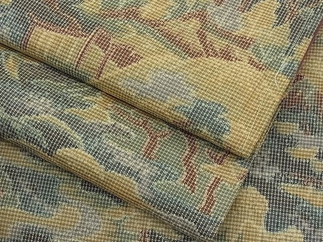 ■■■　サイズ　■■■ 身丈 157.5cm（肩から） 裄丈 64.5cm 袖丈 44.5cm　縫込み 3.5cm 袖幅 32.5cm 前幅 24.5cm 後幅 30cm 着物縫いこみ 内揚げ 0cm 裄　袖側 約 2.5cm　身頃側 約 2.5cm ■■■　商品詳細　■■■ 【正絹】 状態は接写画像のように 下前おくみに若干の糸引き、胴裏・衿裏に薄いホックシミがございますが その他特に目立ったシミ汚れなどもなく大変良い状態です。 大変上質な逸品になります。 お安く出品致しますので、是非この機会にいかがでしょうか？ ■■■　注意事項　■■■ ■モニター発色の具合により色合いが異なる場合がございます。 ■寸法は多少の誤差が生じる場合がございますのでご了承ください。 ■縫込みの長さが左右非対称の場合は短い部分を記載しております。 左右非対称であってもご返品・お値引き等の保証は出来かねますので、ご了承の上ご購入をお願い致します。 ■シミ等のチェックには注意を払っておりますが、見落としがある場合もございますし、個人の見解も様々ですので神経質な方のご購入はお控えください。 ■箪笥に入っておりました着物や帯なので畳みシワや匂いがあるものもございます。 ■お休みは基本的に土日祝となりますが、その他臨時でお休みする場合がございますのでご了承ください。 ■商品の発送は平日のみの発送となります。 ■夜間と土曜、日曜日はお問い合わせの回答が遅れる場合がございます。 ■当店では、お直し、紋入れ、お手入れ等は承っておりません。 ■生地の状態（ヤケ、経年劣化等）によってはサイズ直しが出来ない場合がございます。 その点もどうかご了承のうえ、ご購入をお願いいたします。 ■弊社で取り扱う商品は一点ものにつき、時期や在庫状況に応じて金額が変更となる場合がございます。 ■検針は行っておりません。予めご了承いただきますようお願いいたします。 ■【洗える着物】と記載のある商品におきましては、商品お届け後に洗濯を行ってしまってからのご返品にはご対応しかねます。 念の為、専門店でのお手入れをお願いいたします。 ■着物のサイズ目安は下記を参考ください↓ ＜女性着物＞　お端折り次第で＋5cm　−1cmが着用可能サイズ 　例）身丈170cmの場合、身長160cm〜175cm ＜男性着物＞　身丈＋約25cm〜27cm程が適応身長 　例）身丈155cmの場合、身長180〜182cm