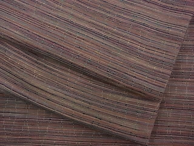 ■■■　サイズ　■■■ 身丈 149.5cm（肩から） 裄丈 62.5cm 袖丈 46cm　縫込み 4.5cm 袖幅 32cm 前幅 24.5cm 後幅 28.5cm 着物縫いこみ 内揚げ 0cm 裄　袖側 約 3cm　身頃側 約 4.5cm ■■■　商品詳細　■■■ 【正絹】 状態は特に目立ったシミ汚れなどもなく大変良い状態です。 大変上質な逸品になります。 お安く出品致しますので、是非この機会にいかがでしょうか？ ■■■　注意事項　■■■ ■モニター発色の具合により色合いが異なる場合がございます。 ■寸法は多少の誤差が生じる場合がございますのでご了承ください。 ■縫込みの長さが左右非対称の場合は短い部分を記載しております。 左右非対称であってもご返品・お値引き等の保証は出来かねますので、ご了承の上ご購入をお願い致します。 ■シミ等のチェックには注意を払っておりますが、見落としがある場合もございますし、個人の見解も様々ですので神経質な方のご購入はお控えください。 ■箪笥に入っておりました着物や帯なので畳みシワや匂いがあるものもございます。 ■お休みは基本的に土日祝となりますが、その他臨時でお休みする場合がございますのでご了承ください。 ■商品の発送は平日のみの発送となります。 ■夜間と土曜、日曜日はお問い合わせの回答が遅れる場合がございます。 ■当店では、お直し、紋入れ、お手入れ等は承っておりません。 ■生地の状態（ヤケ、経年劣化等）によってはサイズ直しが出来ない場合がございます。 その点もどうかご了承のうえ、ご購入をお願いいたします。 ■弊社で取り扱う商品は一点ものにつき、時期や在庫状況に応じて金額が変更となる場合がございます。 ■検針は行っておりません。予めご了承いただきますようお願いいたします。 ■【洗える着物】と記載のある商品におきましては、商品お届け後に洗濯を行ってしまってからのご返品にはご対応しかねます。 念の為、専門店でのお手入れをお願いいたします。 ■着物のサイズ目安は下記を参考ください↓ ＜女性着物＞　お端折り次第で＋5cm　−1cmが着用可能サイズ 　例）身丈170cmの場合、身長160cm〜175cm ＜男性着物＞　身丈＋約25cm〜27cm程が適応身長 　例）身丈155cmの場合、身長180〜182cm