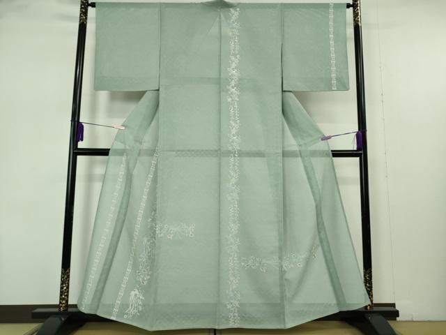 ■■■　サイズ　■■■ 身丈 157.5cm（肩から） 裄丈 65cm 袖丈 47.5cm　 縫込み 7.5cm 袖幅 34cm 前幅 27.5cm 後幅 31cm 着物縫いこみ 内揚げ 4.5cm 裄 お袖側 約 1cm　身頃側 約 2cm ■■■　商品詳細　■■■ 【正絹】 状態は特に目立ったシミ汚れなどもなく大変良い状態です。 大変上質な極上の逸品になります。 お安く出品致しますので、是非この機会にいかがでしょうか？ ■■■　注意事項　■■■ ■モニター発色の具合により色合いが異なる場合がございます。 ■寸法は多少の誤差が生じる場合がございますのでご了承ください。 ■縫込みの長さが左右非対称の場合は短い部分を記載しております。 左右非対称であってもご返品・お値引き等の保証は出来かねますので、ご了承の上ご購入をお願い致します。 ■シミ等のチェックには注意を払っておりますが、見落としがある場合もございますし、個人の見解も様々ですので神経質な方のご購入はお控えください。 ■箪笥に入っておりました着物や帯なので畳みシワや匂いがあるものもございます。 ■お休みは基本的に土日祝となりますが、その他臨時でお休みする場合がございますのでご了承ください。 ■商品の発送は平日のみの発送となります。 ■夜間と土曜、日曜日はお問い合わせの回答が遅れる場合がございます。 ■当店では、お直し、紋入れ、お手入れ等は承っておりません。 ■生地の状態（ヤケ、経年劣化等）によってはサイズ直しが出来ない場合がございます。 その点もどうかご了承のうえ、ご購入をお願いいたします。 ■弊社で取り扱う商品は一点ものにつき、時期や在庫状況に応じて金額が変更となる場合がございます。 ■検針は行っておりません。予めご了承いただきますようお願いいたします。 ■【洗える着物】と記載のある商品におきましては、商品お届け後に洗濯を行ってしまってからのご返品にはご対応しかねます。 念の為、専門店でのお手入れをお願いいたします。 ■写真に写っている物が全てになります。 それ以外の付属品はございませんのでご了承ください。 ■状態に関する写真につきましては、掲載可能な写真枚数に限りがあるため、 各箇所につき1枚参考画像を掲載しております。 ■着物のサイズ目安は下記を参考ください↓ ＜女性着物＞　お端折り次第で＋5cm　－10cmが着用可能サイズ 　例）身丈170cmの場合、身長160cm～175cm ＜男性着物＞　身丈＋約25cm～27cm程が適応身長 　例）身丈155cmの場合、身長180cm～182cm