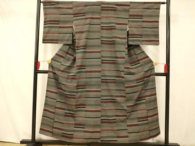 ■■■　サイズ　■■■ 身丈 151.5cm（肩から） 裄丈 63.5cm 袖丈 49cm　縫込み 5.5cm 袖幅 32cm 前幅 23cm 後幅 29cm 着物縫いこみ 内揚げ 2.5cm 裄 お袖側 約3cm　身頃側 約4cm ■■■　商品詳細　■■■ 【正絹】 状態は画像を添付しておりますので、そちらをご確認下さいますよう宜しくお願い致します。 大変上質な逸品になります。 お安く出品致しますので、是非この機会にいかがでしょうか？ ■■■　注意事項　■■■ ■モニター発色の具合により色合いが異なる場合がございます。 ■寸法は多少の誤差が生じる場合がございますのでご了承ください。 ■縫込みの長さが左右非対称の場合は短い部分を記載しております。 左右非対称であってもご返品・お値引き等の保証は出来かねますので、ご了承の上ご購入をお願い致します。 ■シミ等のチェックには注意を払っておりますが、見落としがある場合もございますし、個人の見解も様々ですので神経質な方のご購入はお控えください。 ■箪笥に入っておりました着物や帯なので畳みシワや匂いがあるものもございます。 ■お休みは基本的に土日祝となりますが、その他臨時でお休みする場合がございますのでご了承ください。 ■商品の発送は平日のみの発送となります。 ■夜間と土曜、日曜日はお問い合わせの回答が遅れる場合がございます。 ■当店では、お直し、紋入れ、お手入れ等は承っておりません。 ■生地の状態（ヤケ、経年劣化等）によってはサイズ直しが出来ない場合がございます。 その点もどうかご了承のうえ、ご購入をお願いいたします。 ■弊社で取り扱う商品は一点ものにつき、時期や在庫状況に応じて金額が変更となる場合がございます。 ■検針は行っておりません。予めご了承いただきますようお願いいたします。 ■【洗える着物】と記載のある商品におきましては、商品お届け後に洗濯を行ってしまってからのご返品にはご対応しかねます。 念の為、専門店でのお手入れをお願いいたします。 ■着物のサイズ目安は下記を参考ください↓ ＜女性着物＞　お端折り次第で＋5cm　−1cmが着用可能サイズ 　例）身丈170cmの場合、身長160cm〜175cm ＜男性着物＞　身丈＋約25cm〜27cm程が適応身長 　例）身丈155cmの場合、身長180〜182cm