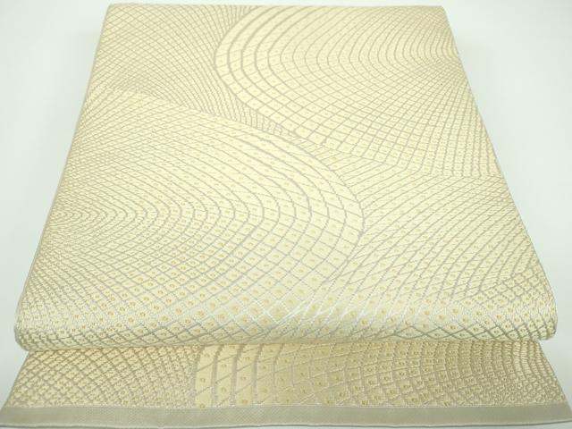 ■■■　サイズ　■■■ 長さ 422cm 幅 30.5cm程 ■■■　商品詳細　■■■ 【正絹】 状態は締めてはおりますが 特に目立ったシミ汚れなどもなく大変良い状態です。 大変上質な逸品になります。 お安く出品致しますので、是非この機会にいかがでしょうか？ ■■■　注意事項　■■■ ■モニター発色の具合により色合いが異なる場合がございます。 ■寸法は多少の誤差が生じる場合がございますのでご了承ください。 ■縫込みの長さが左右非対称の場合は短い部分を記載しております。 左右非対称であってもご返品・お値引き等の保証は出来かねますので、ご了承の上ご購入をお願い致します。 ■シミ等のチェックには注意を払っておりますが、見落としがある場合もございますし、個人の見解も様々ですので神経質な方のご購入はお控えください。 ■箪笥に入っておりました着物や帯なので畳みシワや匂いがあるものもございます。 ■お休みは基本的に土日祝となりますが、その他臨時でお休みする場合がございますのでご了承ください。 ■商品の発送は平日のみの発送となります。 ■夜間と土曜、日曜日はお問い合わせの回答が遅れる場合がございます。 ■当店では、お直し、紋入れ、お手入れ等は承っておりません。 ■生地の状態（ヤケ、経年劣化等）によってはサイズ直しが出来ない場合がございます。 その点もどうかご了承のうえ、ご購入をお願いいたします。 ■弊社で取り扱う商品は一点ものにつき、時期や在庫状況に応じて金額が変更となる場合がございます。 ■検針は行っておりません。予めご了承いただきますようお願いいたします。 ■【洗える着物】と記載のある商品におきましては、商品お届け後に洗濯を行ってしまってからのご返品にはご対応しかねます。 念の為、専門店でのお手入れをお願いいたします。 ■着物のサイズ目安は下記を参考ください↓ ＜女性着物＞　お端折り次第で＋5cm　−1cmが着用可能サイズ 　例）身丈170cmの場合、身長160cm〜175cm ＜男性着物＞　身丈＋約25cm〜27cm程が適応身長 　例）身丈155cmの場合、身長180〜182cm